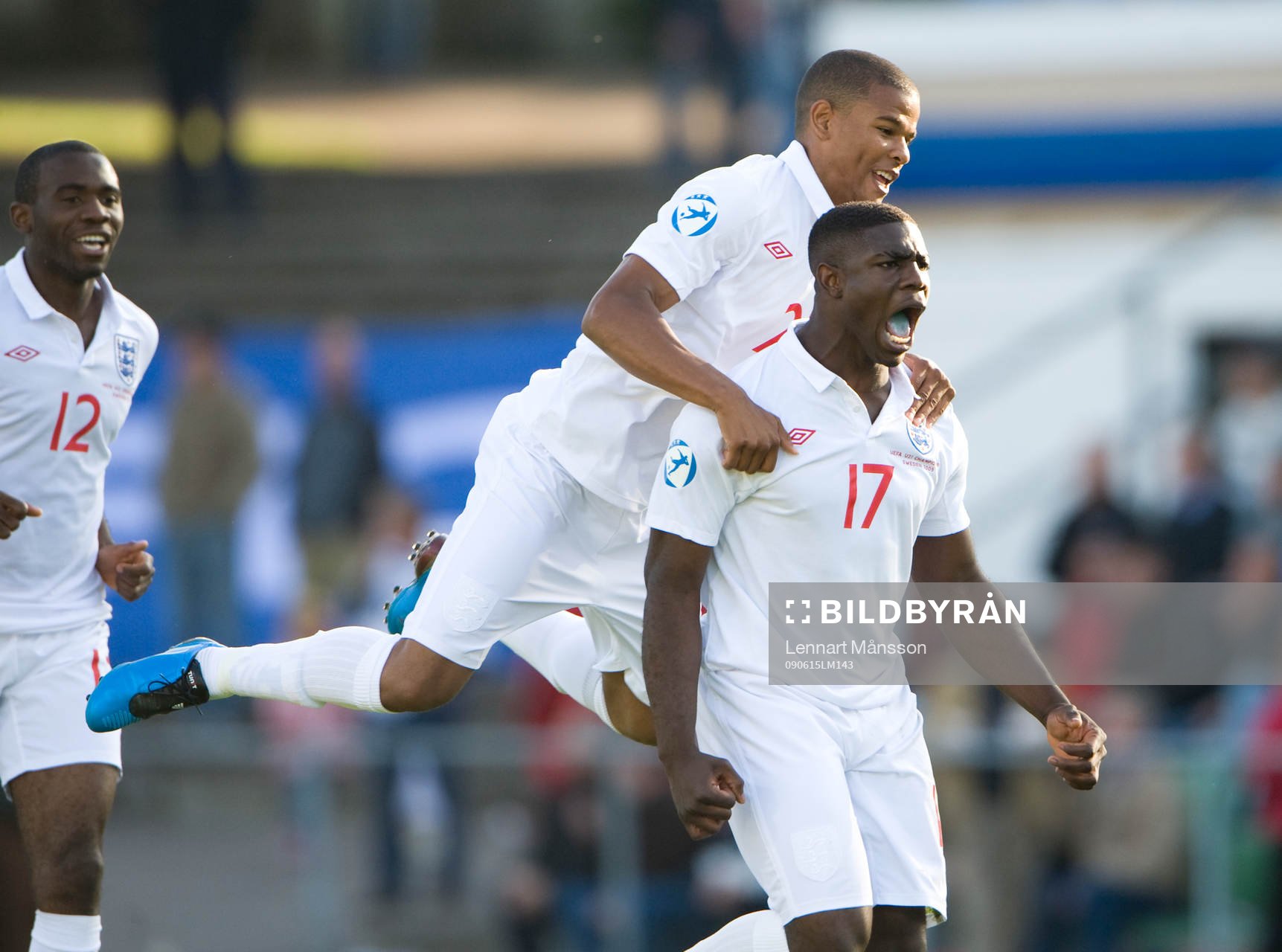 2-1, Micah Richards, England, som är överlycklig, grattas