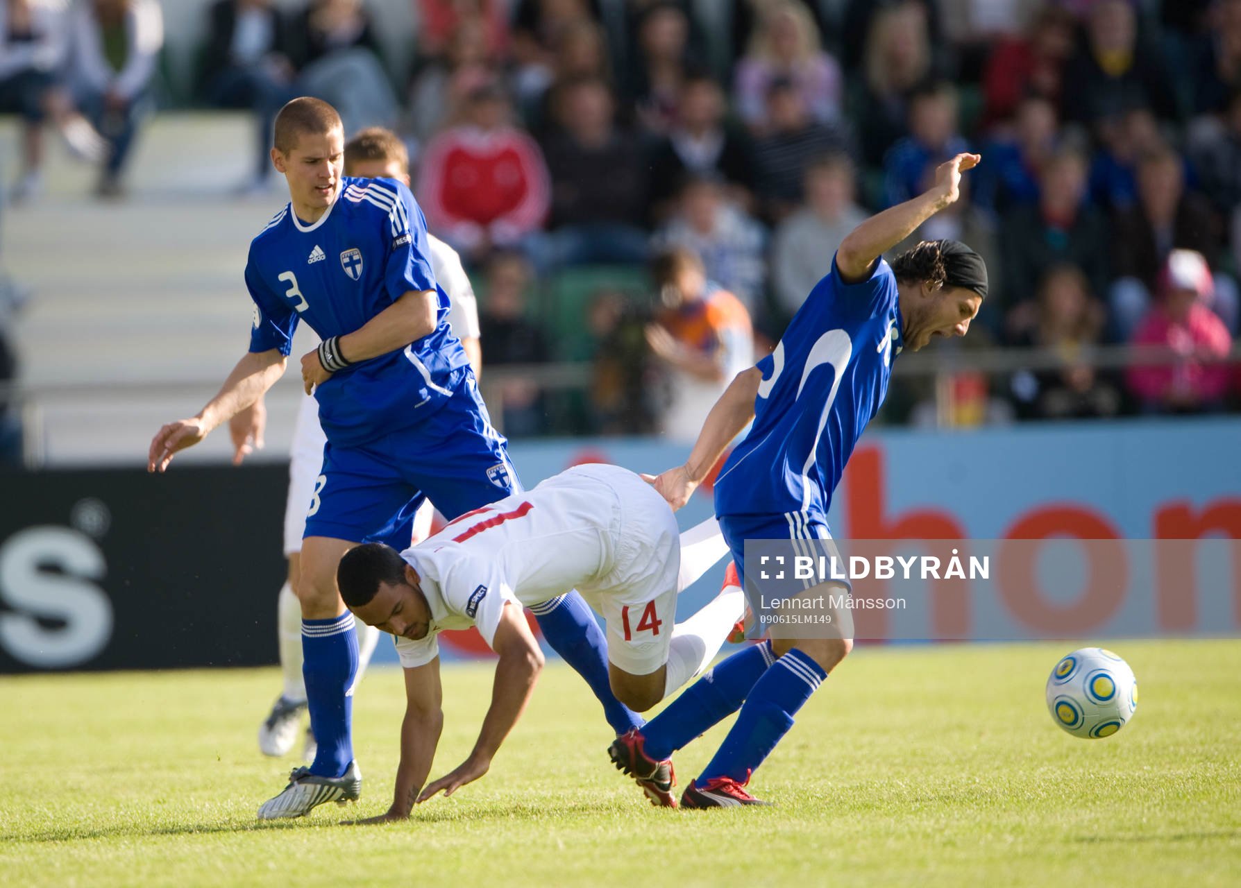 Theo Walcott, England faller bakom Perparim Hetemaj, Finland