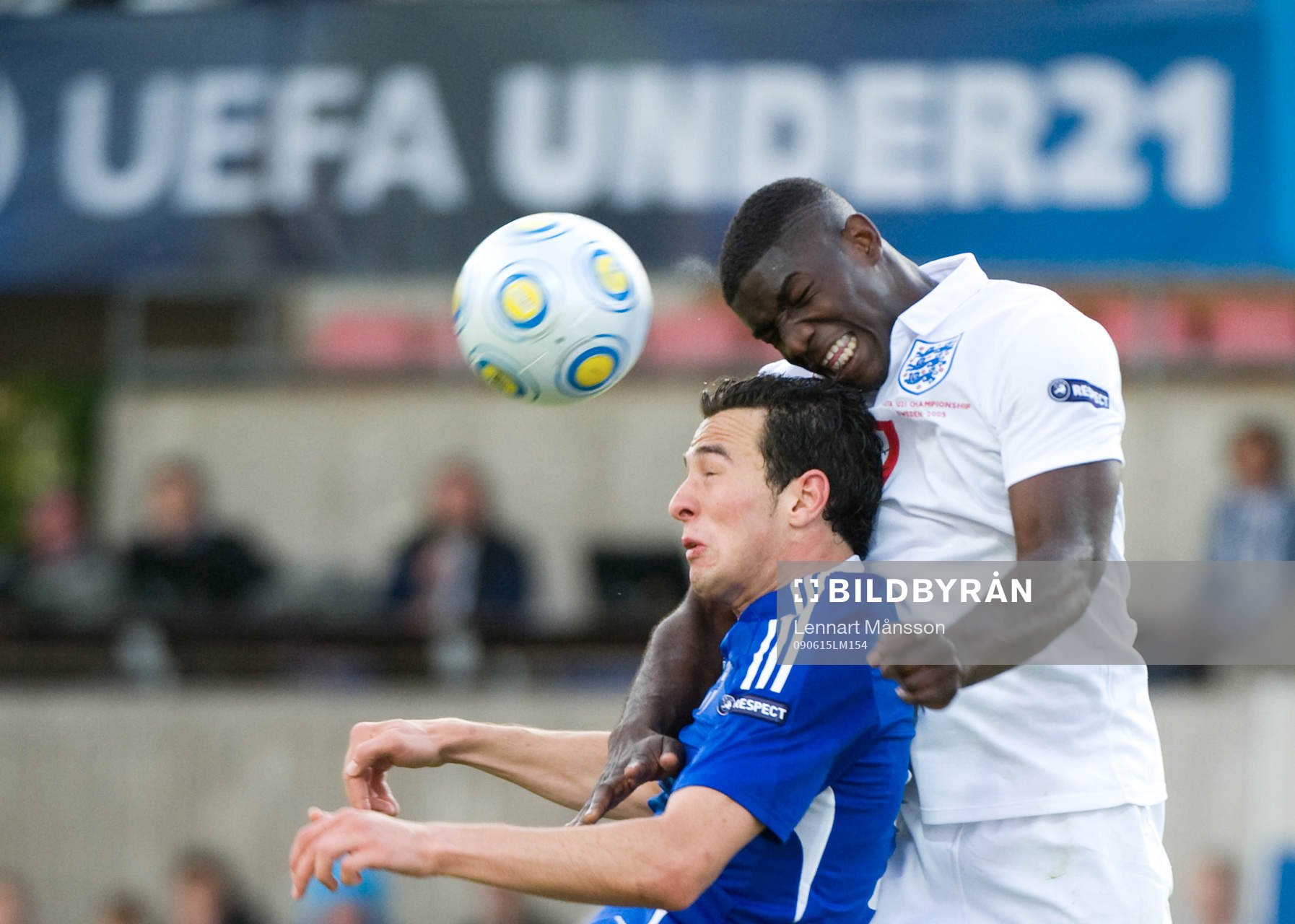  Matchhjälten Micah Richards i nickduell med Berat Sadik.