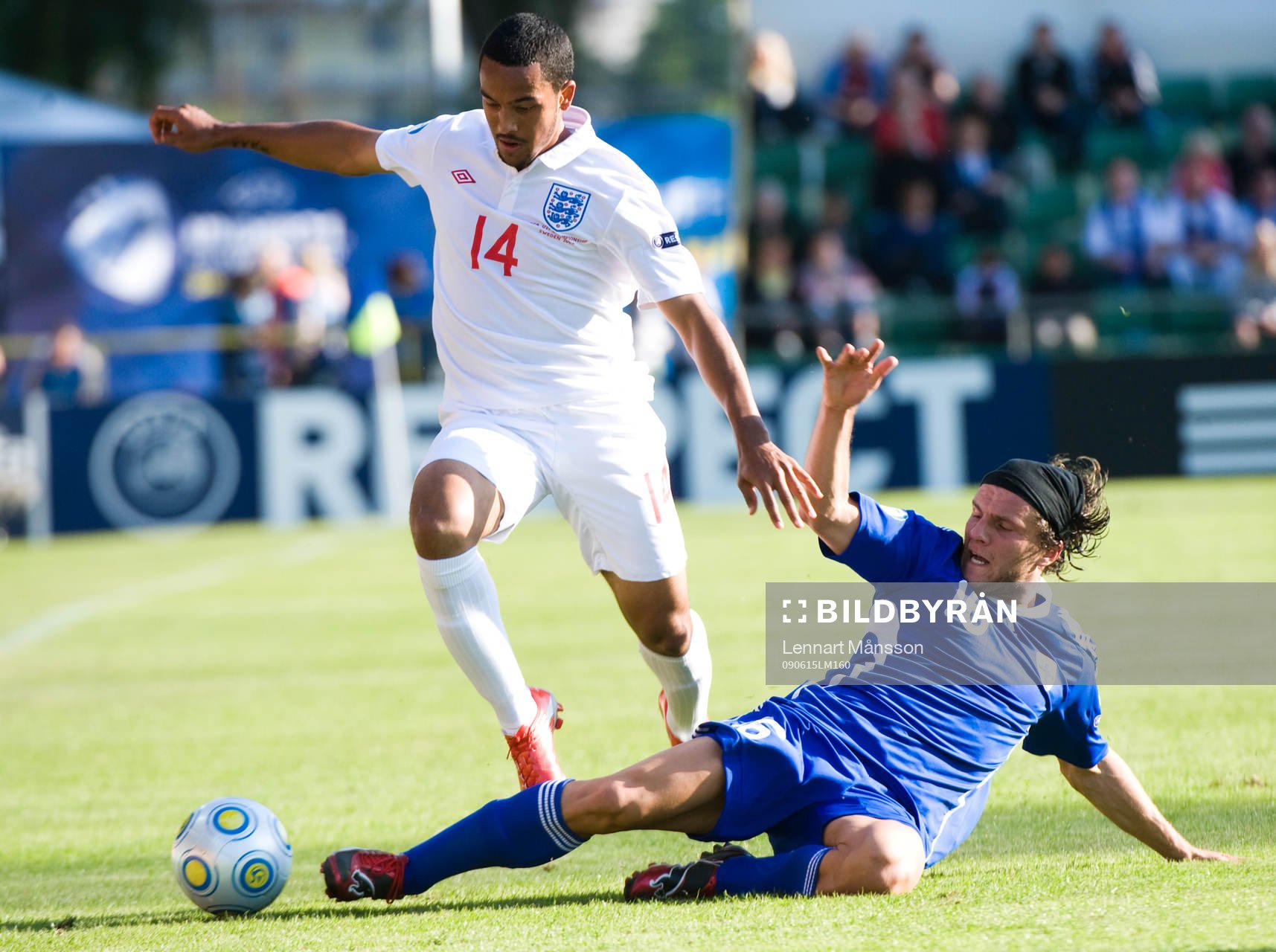 Theo Walcott, England, fälls av Perparim Hetemaj, Finland