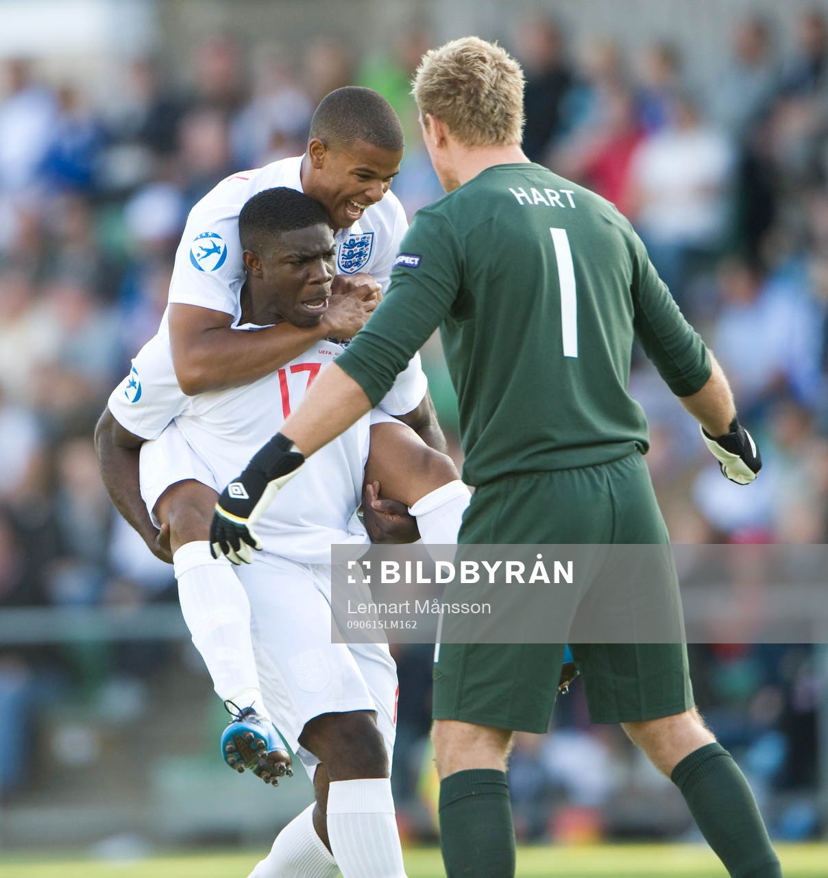 2-1, Micah Richards, England, som är överlycklig, grattas