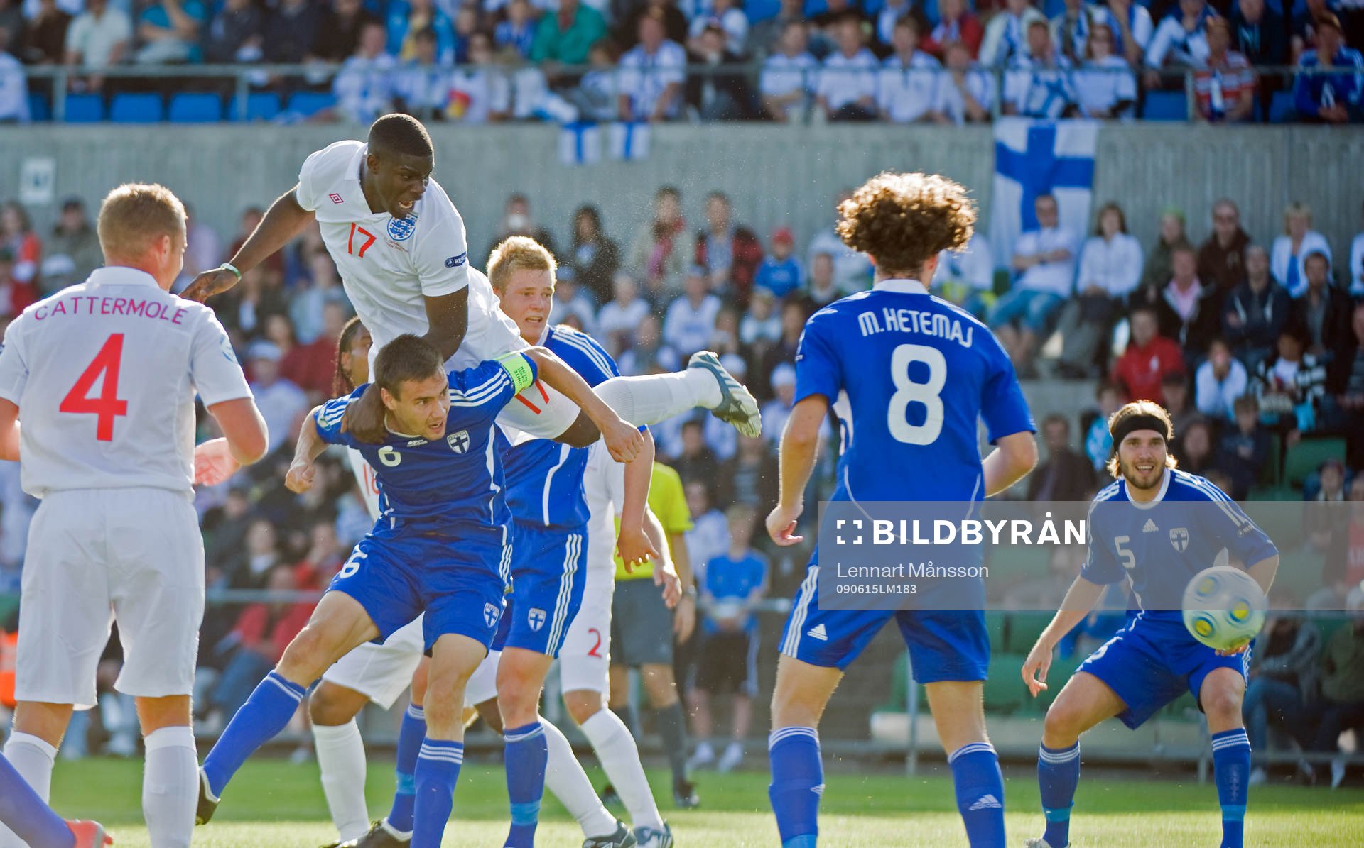 Micah Richards, England, trycker ner Tim Sparv, Finland