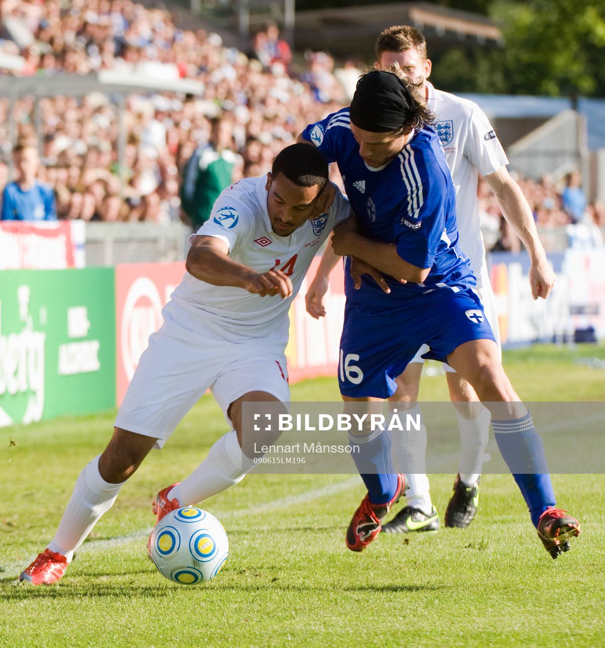 Theo Walcott, England och Perparim Hetemaj, Finland