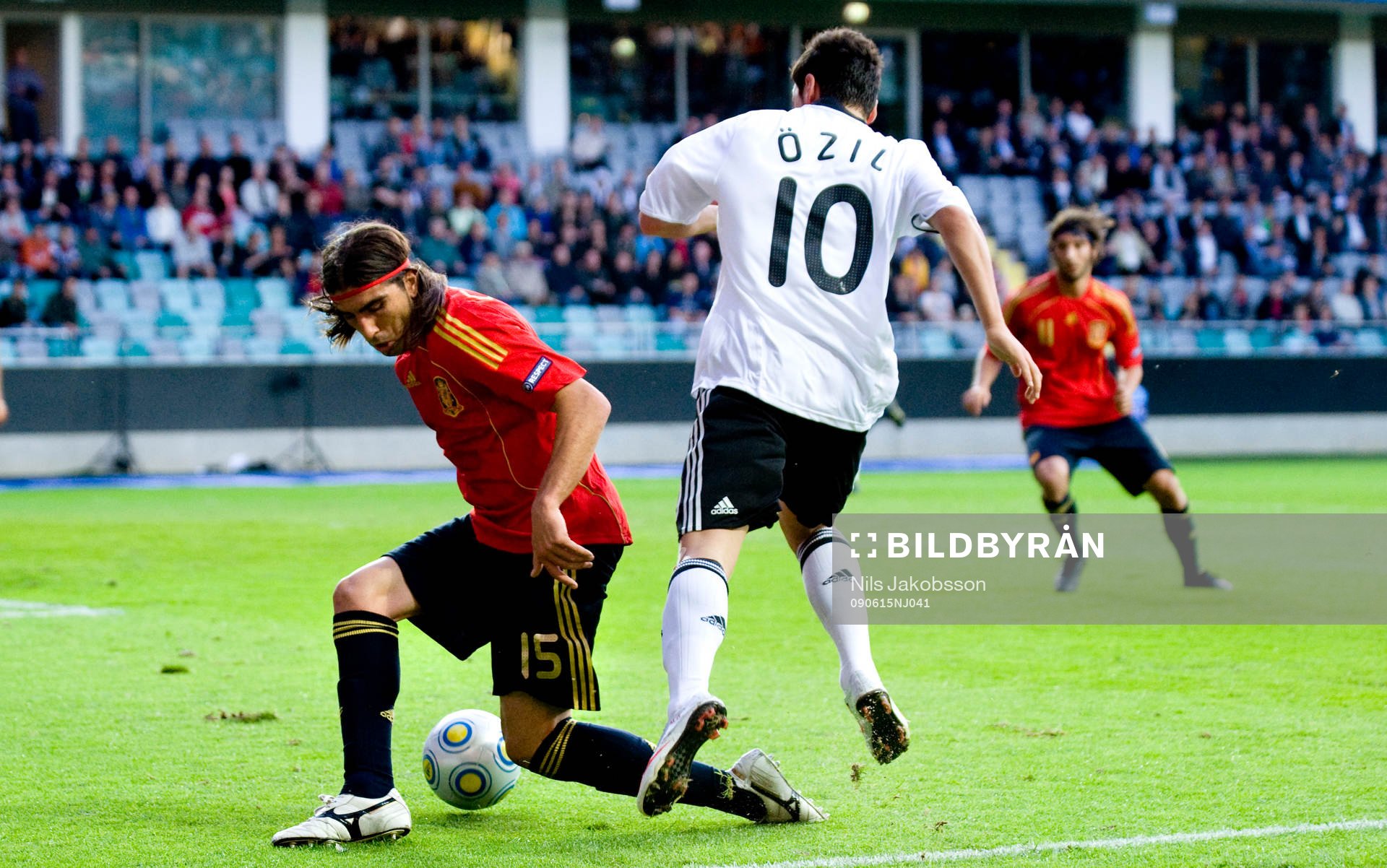  Sergio Sanchez, Spanien, åker på en tunnel av Mesut Özil, Tyskland.