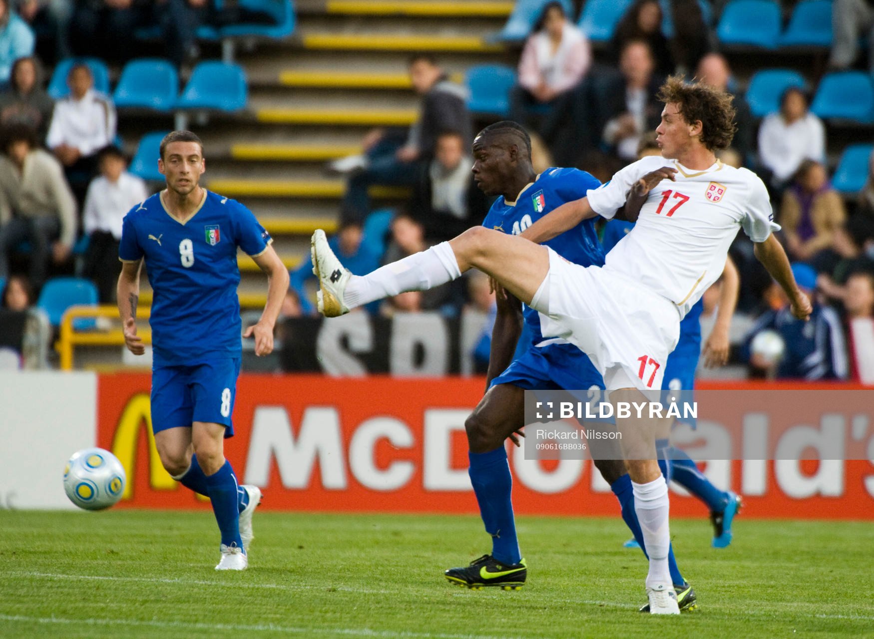  Robert Acquafresce och Mario Balotelli, Italien, Nemmanja Matic, Serbien.