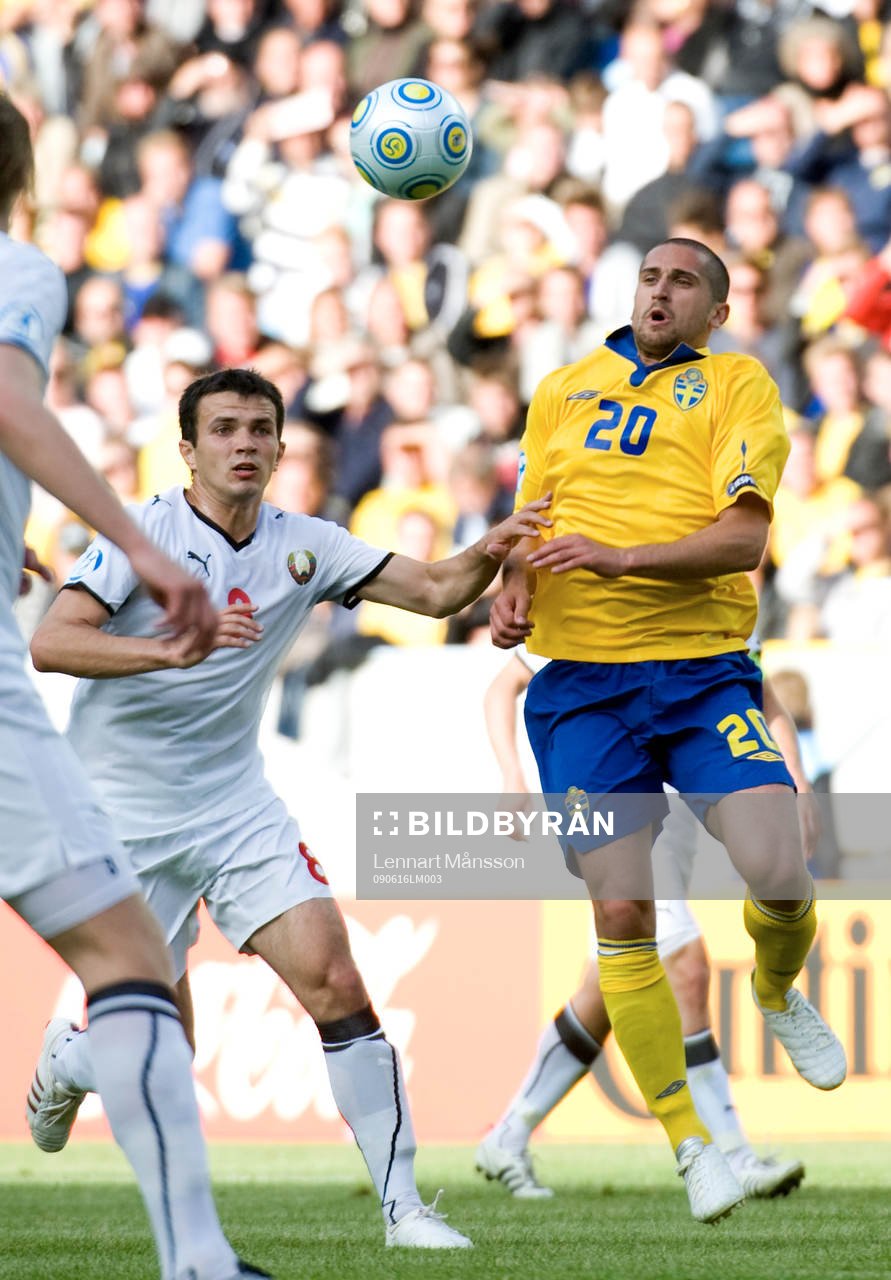 Emir Bajrami tar ner bollen