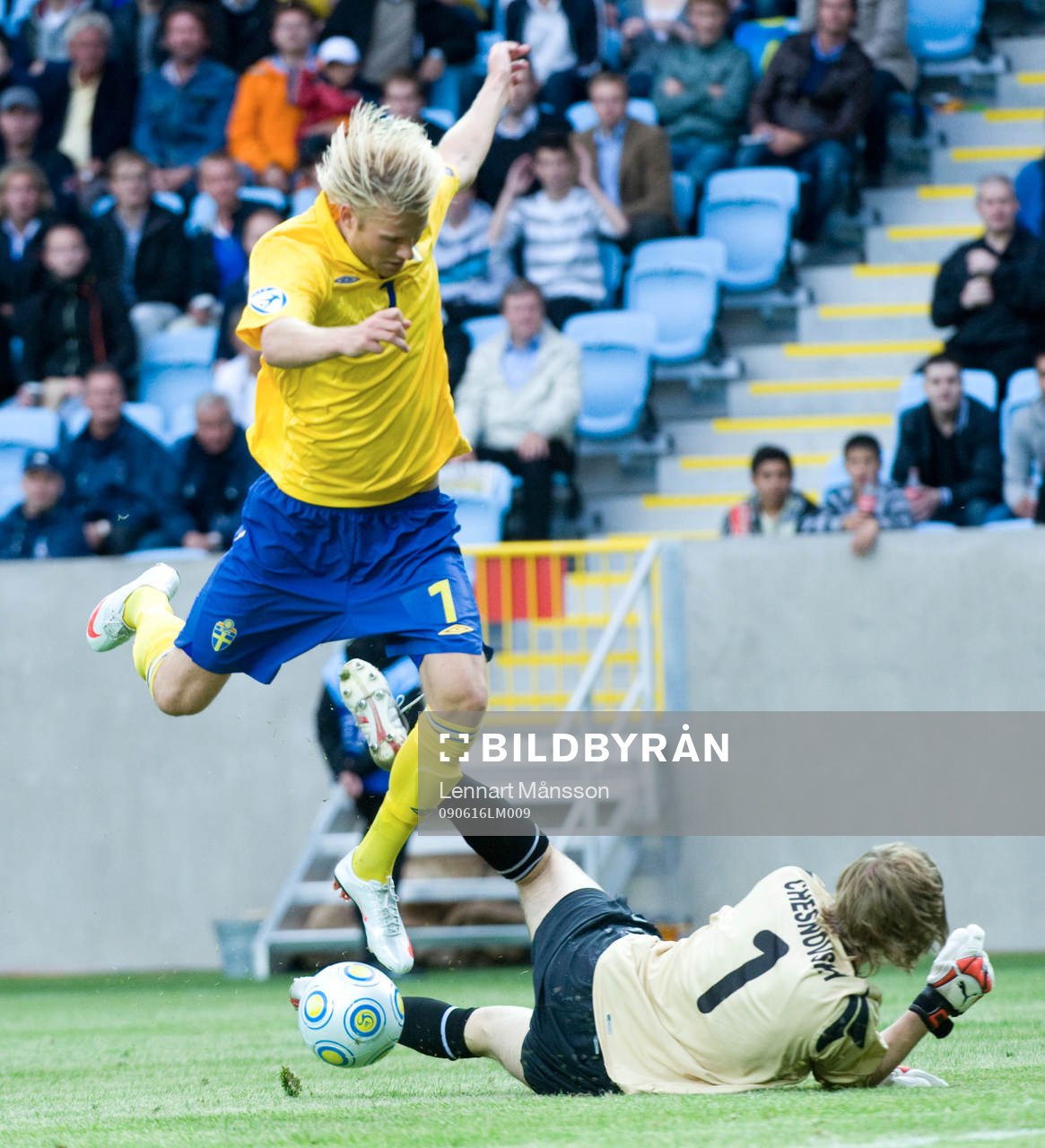 Ola Toivonen flyger över Pavel Chesnovski
