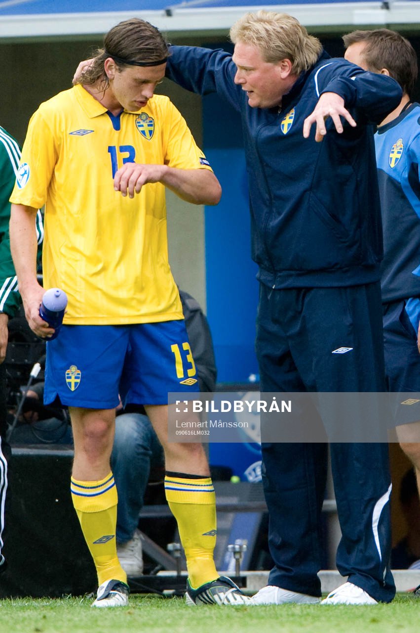 Gustav Svensson inhämtar instruktioner av Jörgen