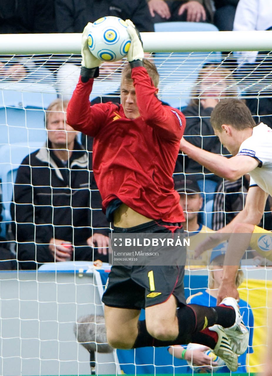 Johan Dahlin, målvakt, greppar bollen