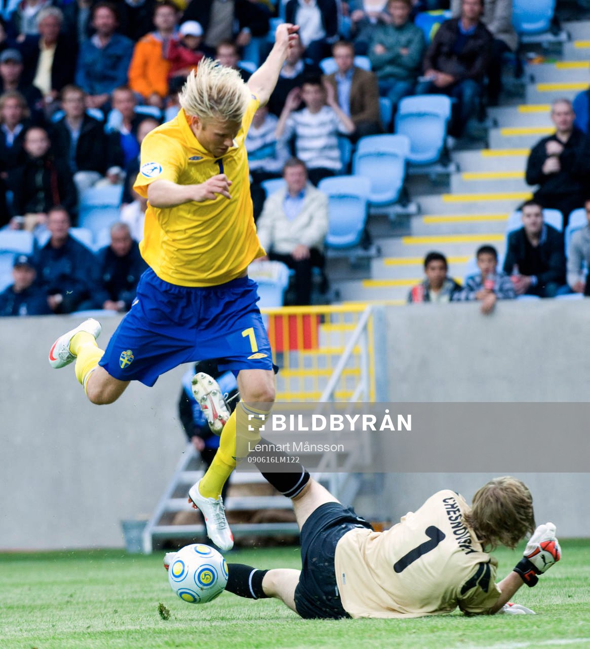 Ola Toivonen flyger över Pavel Chesnovski, målvakt