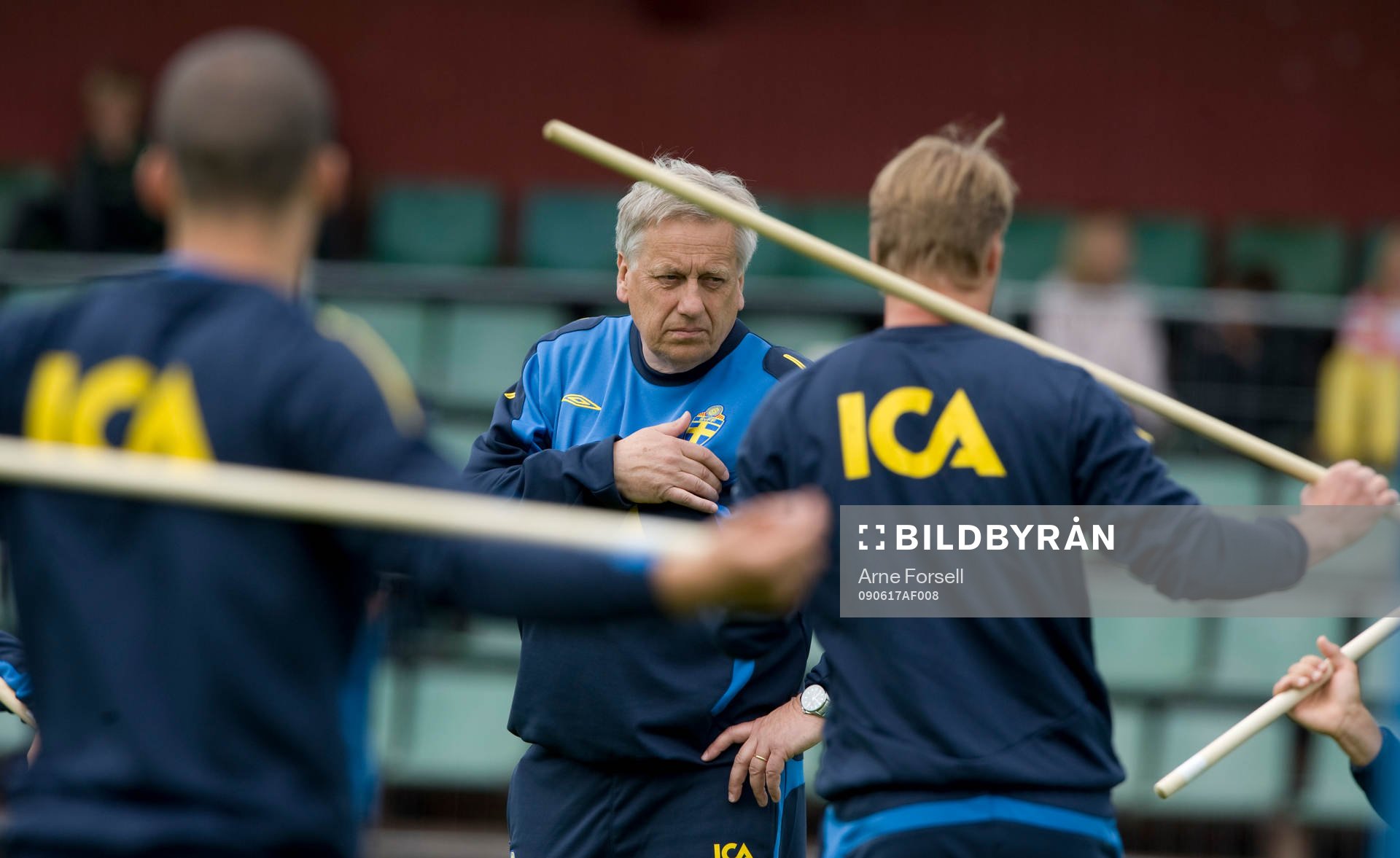 Tommy Söderberg, förbundskapten,  övervakar träningen