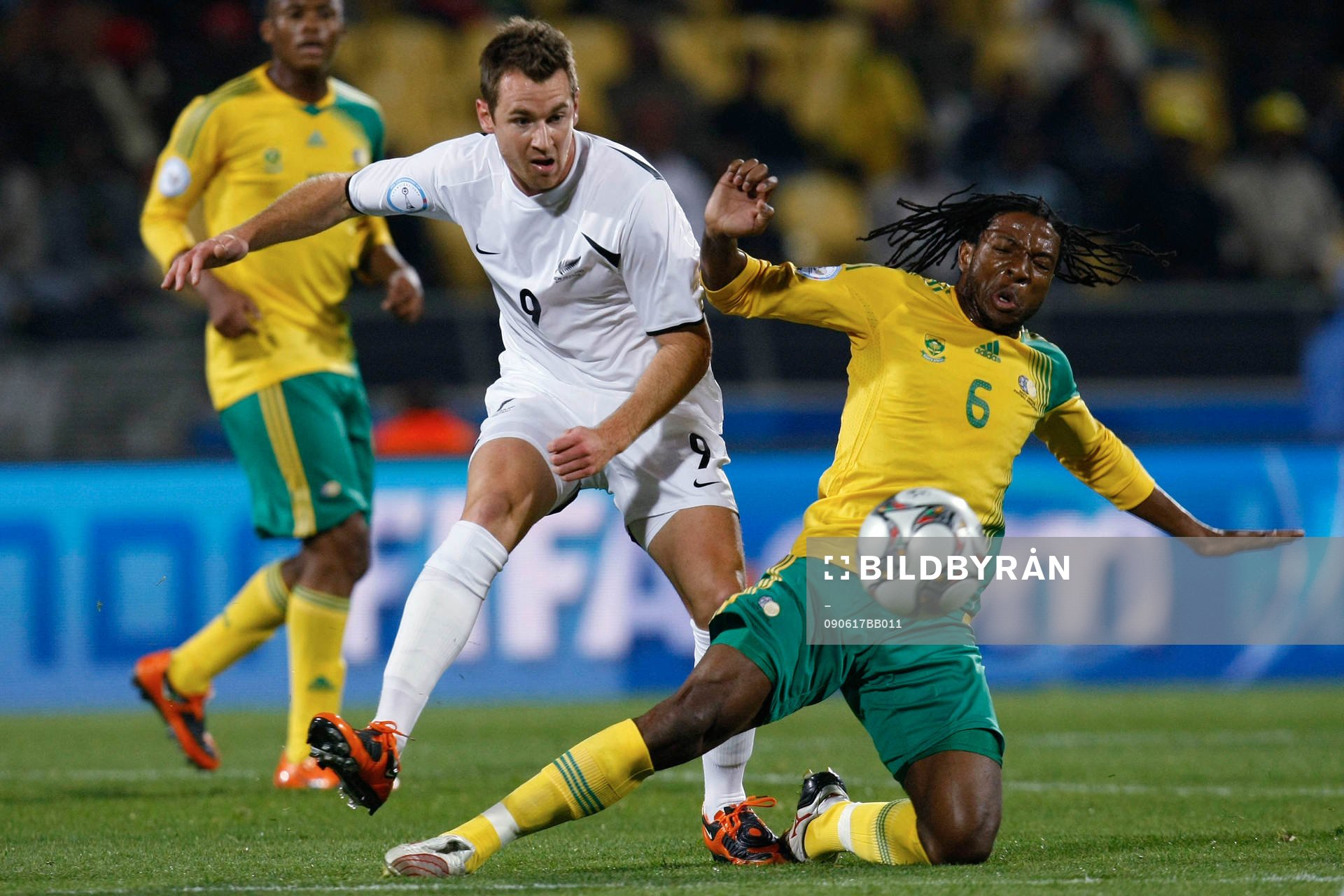Shane Smeltz, Nya Zeeland och MacBeth Sibaya, Sydafrika