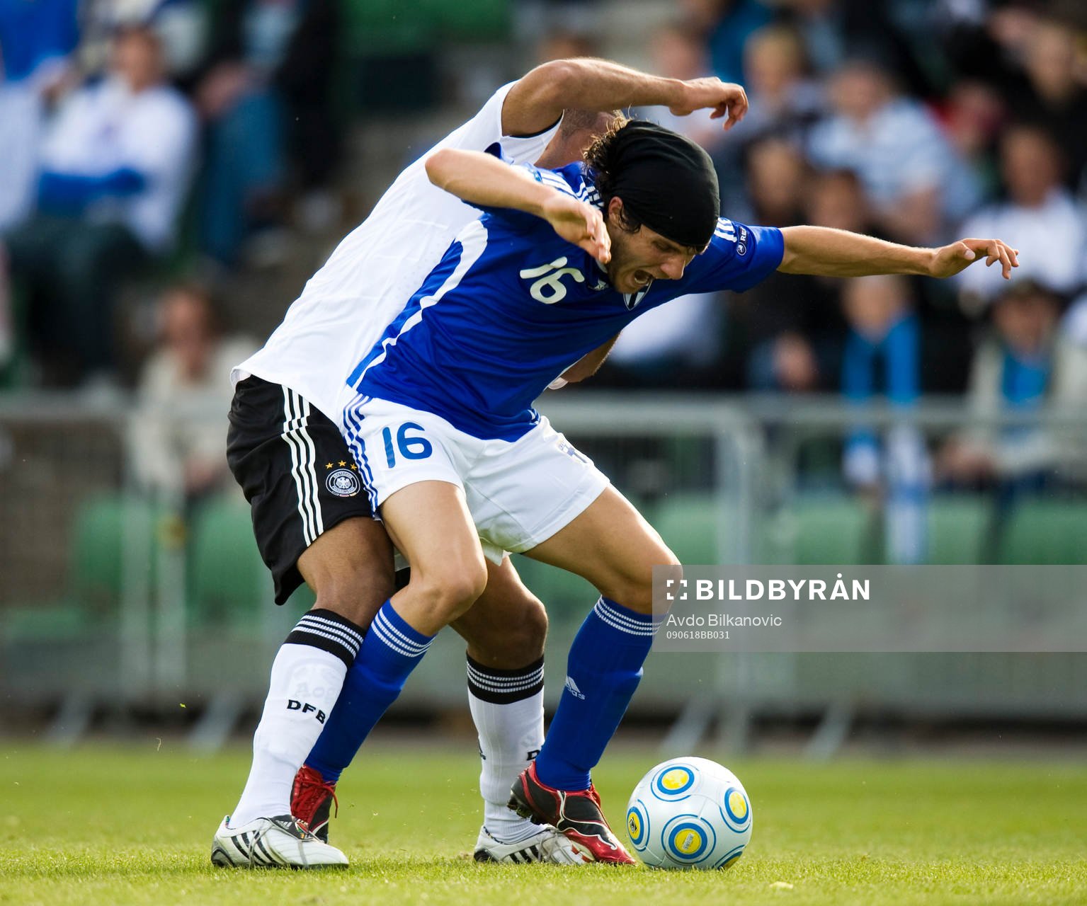 Perparim Hetemaj, Finland, tacklas av Jerome Boateng,