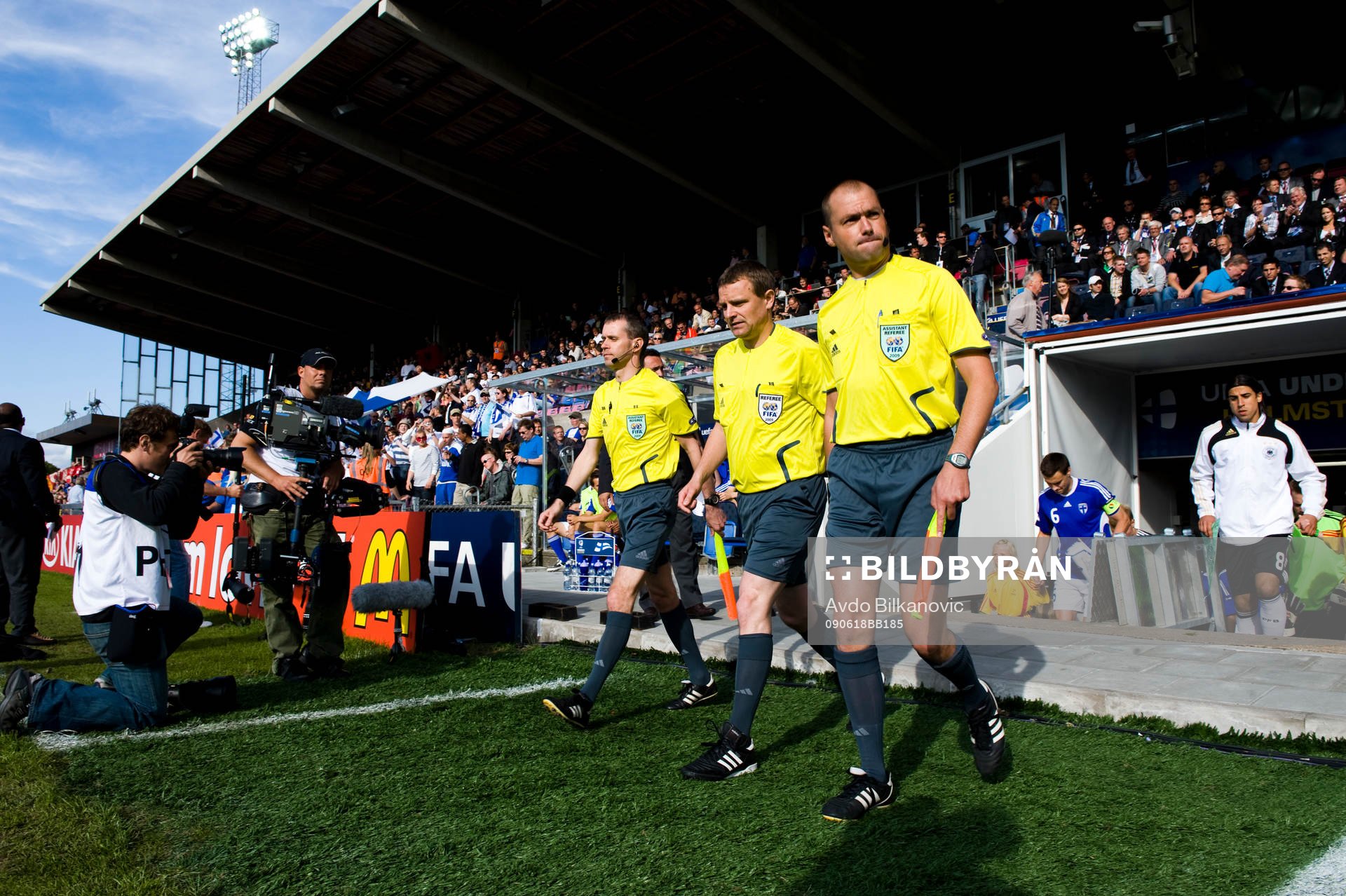Fotboll, U21, EM, Tyskland - Finland: Domare, Peter Rasmussen, Jaanus Multi och Joel De Bruyn