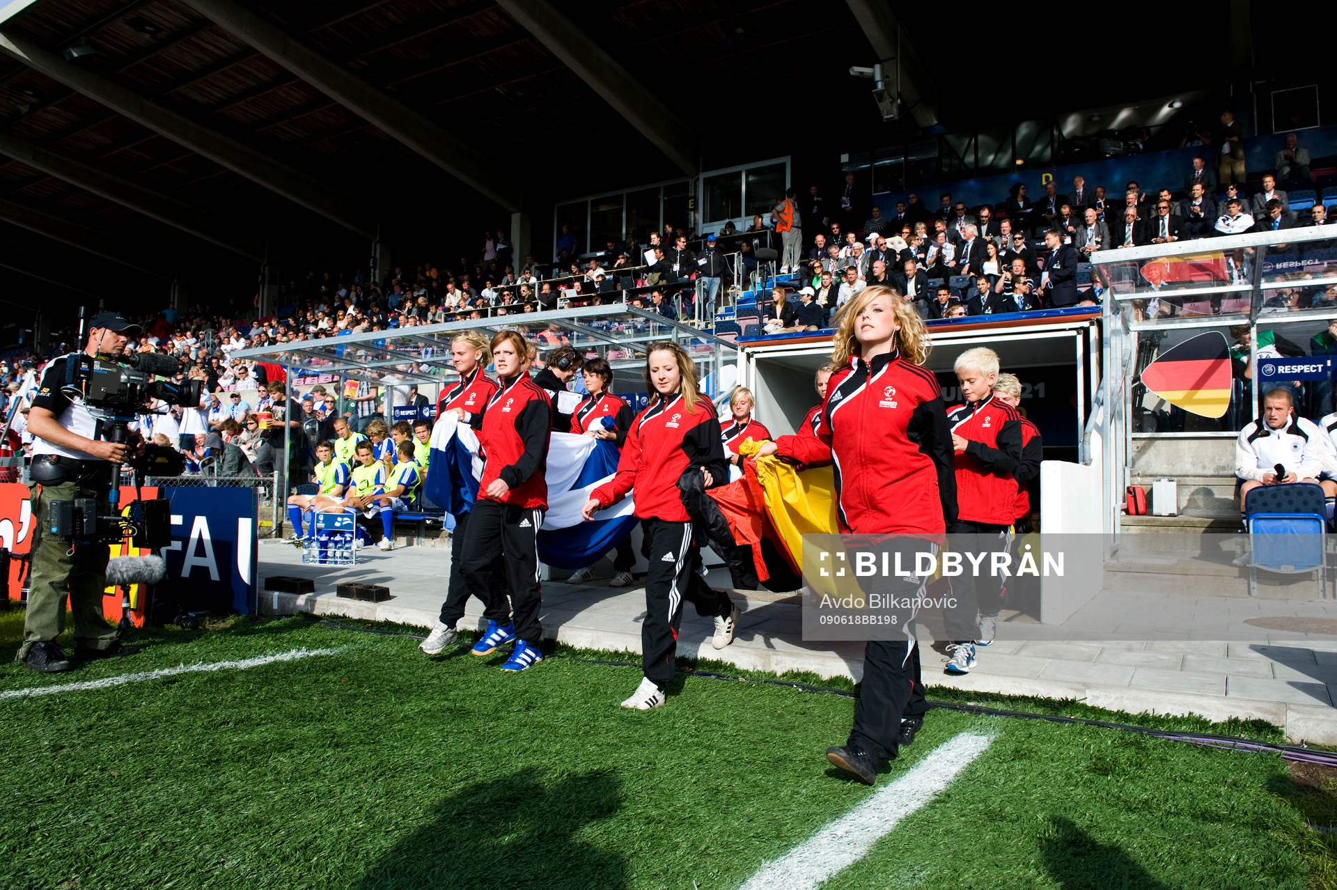 Fotboll, U21, EM, Tyskland - Finland: Lagen kommer ut på plan, Tysklands flagga, Finlands flagga
