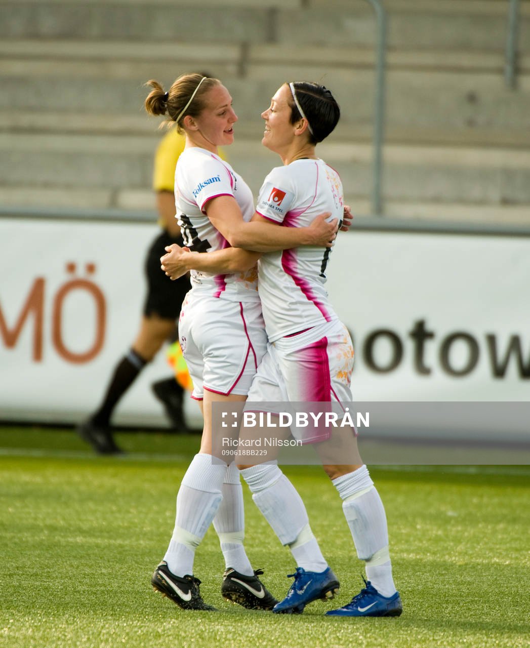 Manon Melis och Therese Sjögran, Malmö, jubel