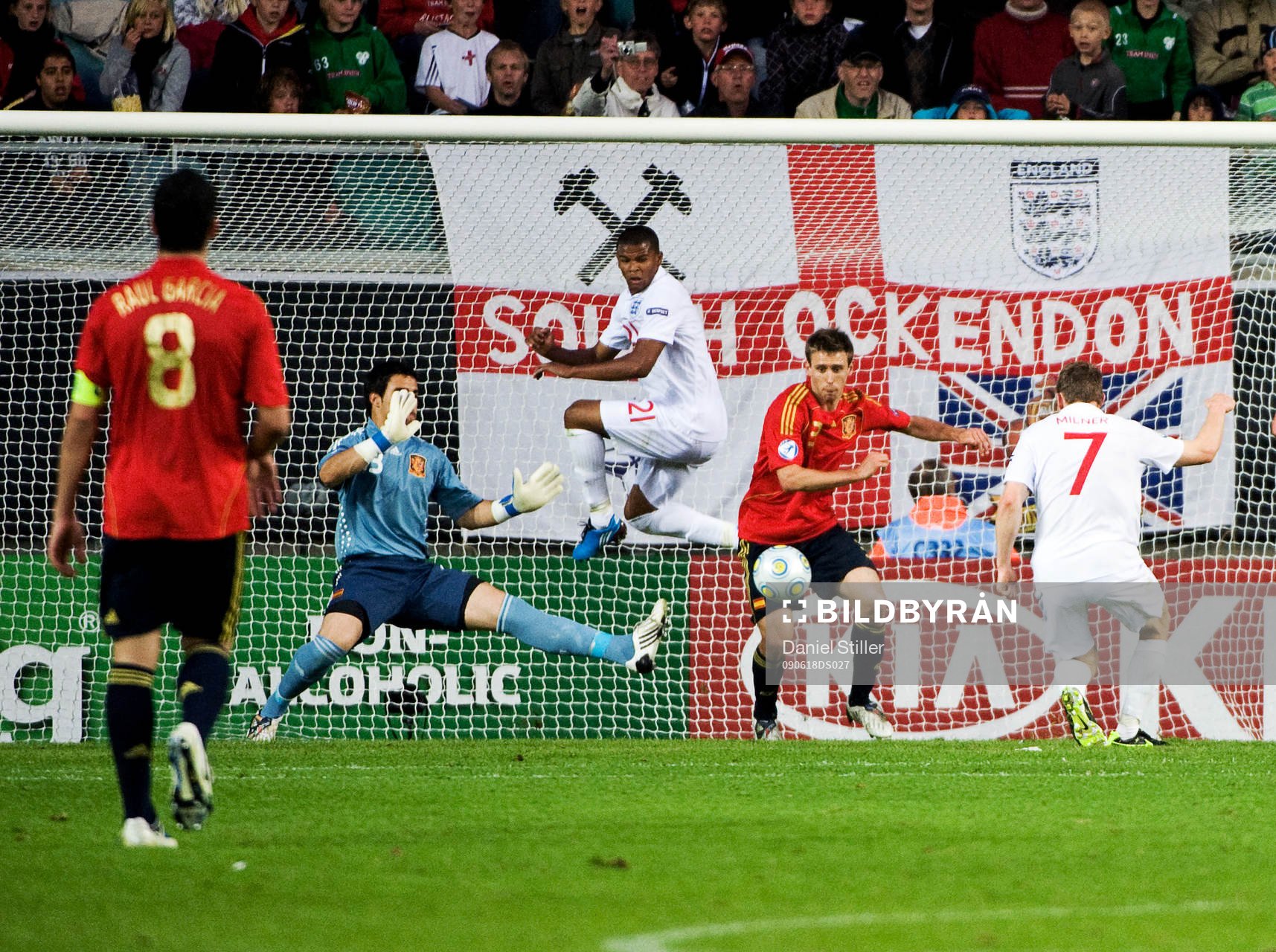 James Milner, England, gör 2-0