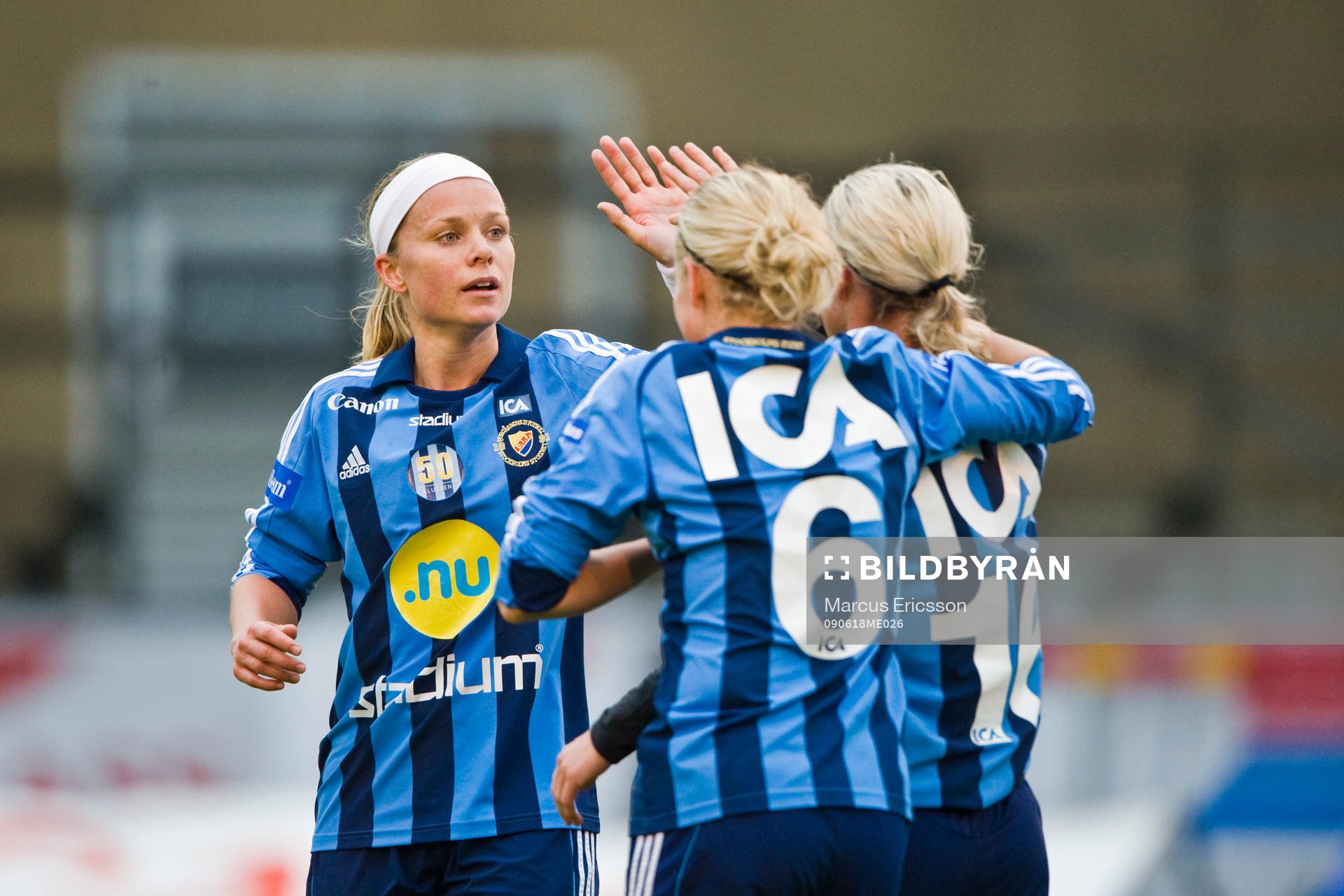 Sara Thundebro gör high-five med Victoria Svensson och