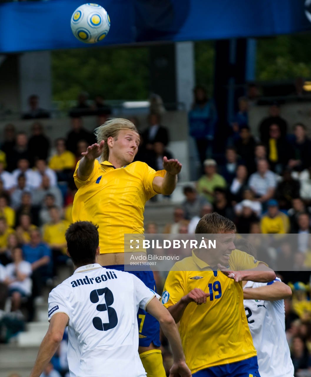 Ola Toivonen, högst upp i luften och Pontus Wernbloom