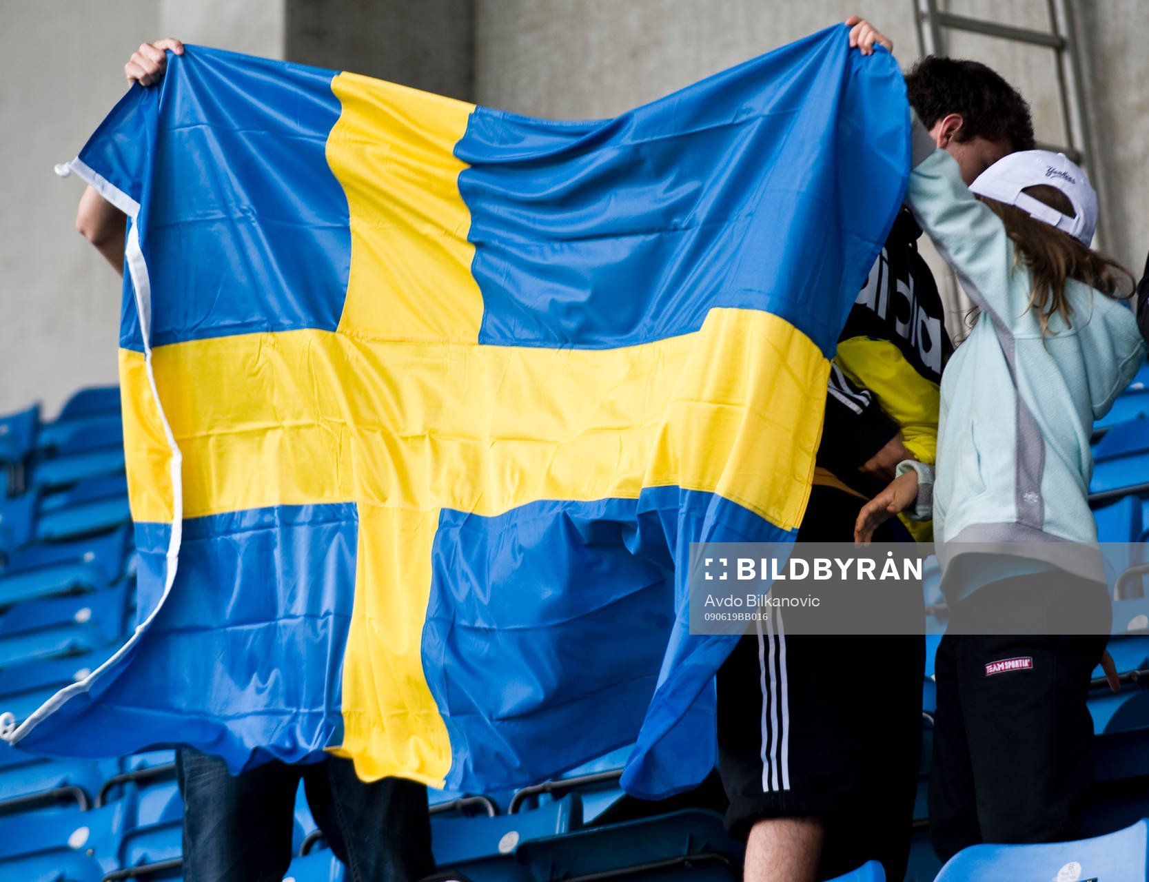 Svensk flagga kontrolleras och förberedes för matchen