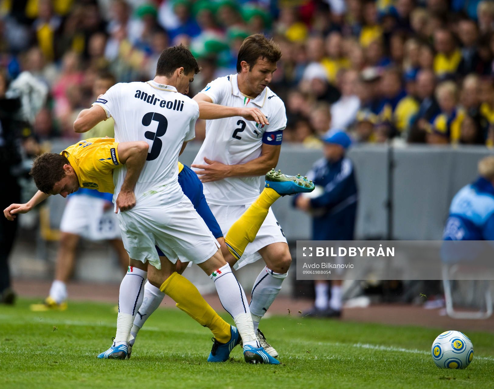  Marco Motta och Marco Andreolli, Italien håller i Marcus Berg, Sverige