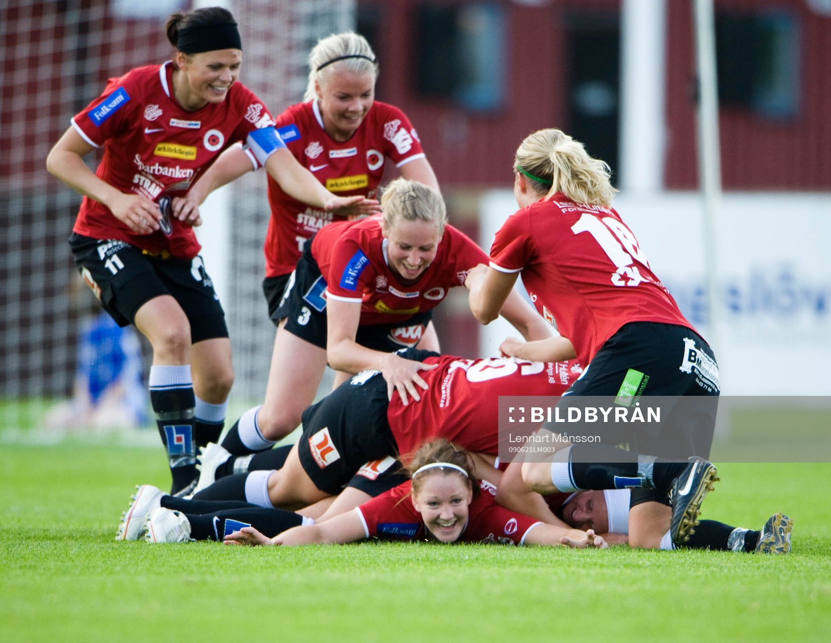 1-0 Mia Carlsson, som grattas. Jubel, glädje