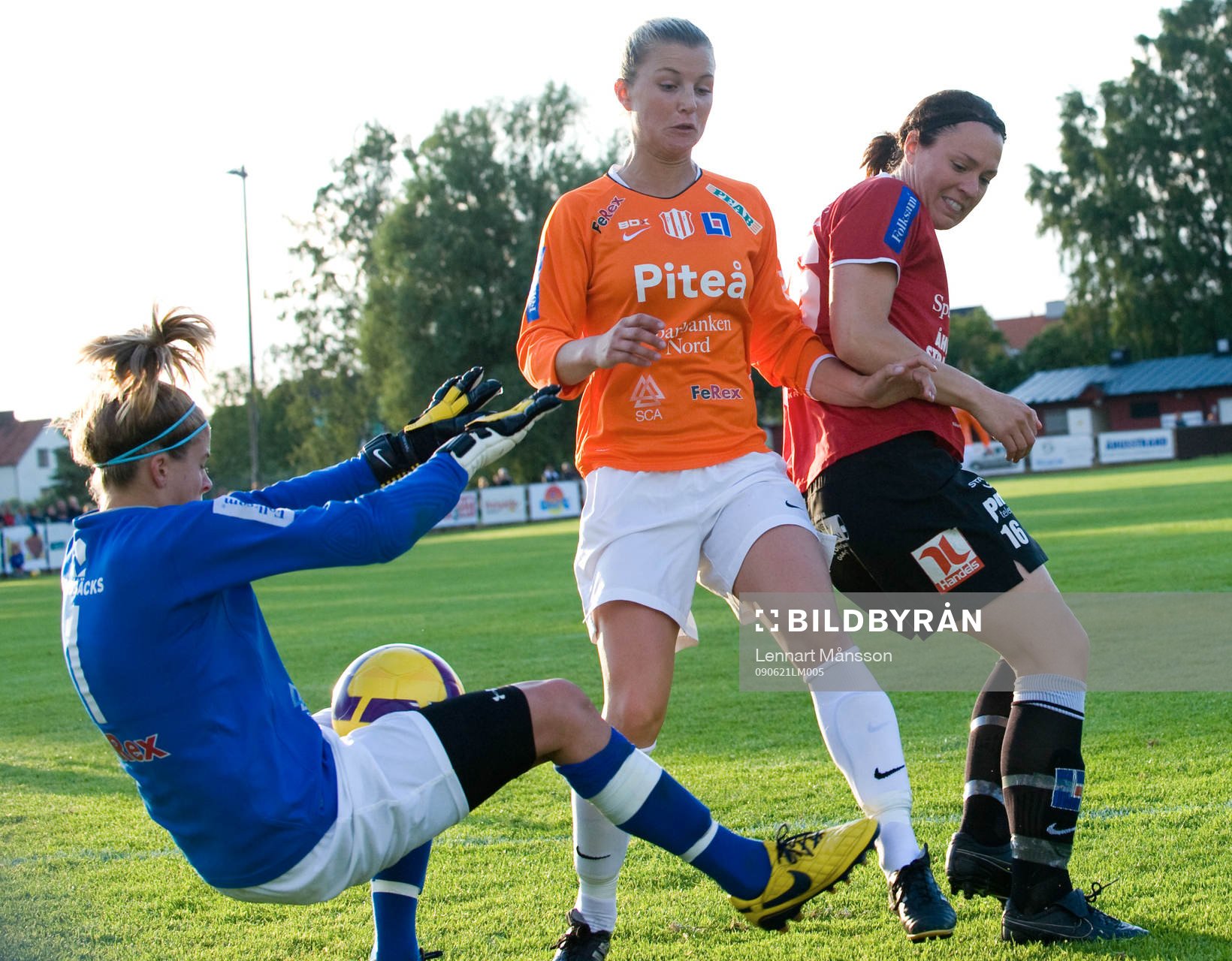 Stephanie Labbé, målvakt, fångar bollen framför Frida
