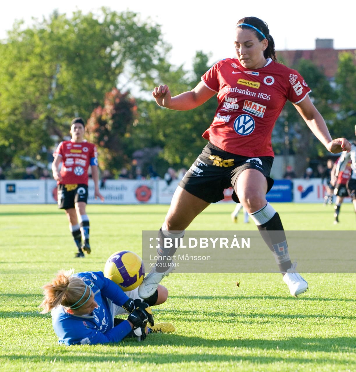 Stephanie Labbé, målvakt, tar bollen framför Holmfridur