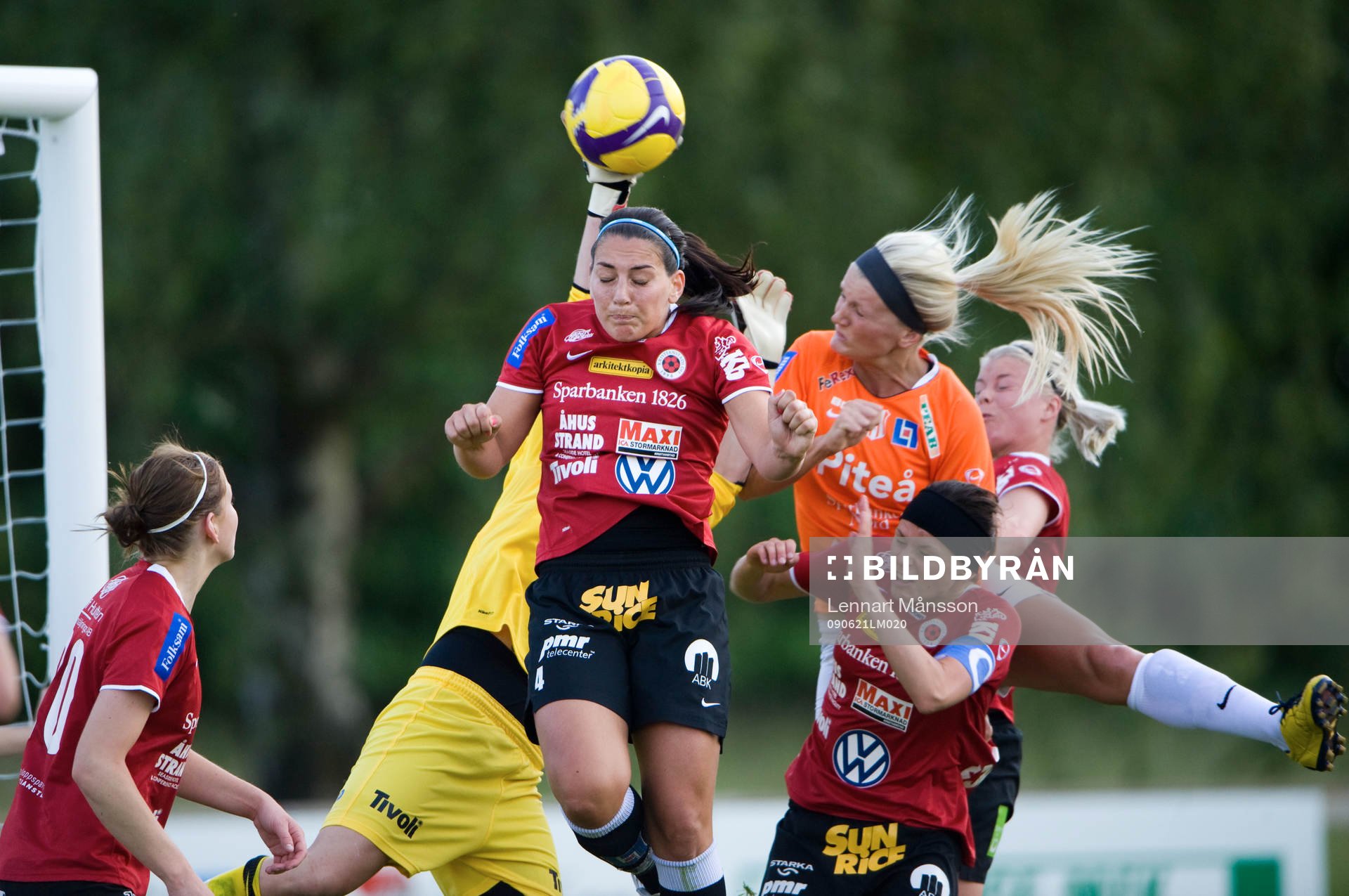 Kaylyn Kyle oroar Kristianstads målvakt Sandra Wahlén och Holmfrid Magnusdottir