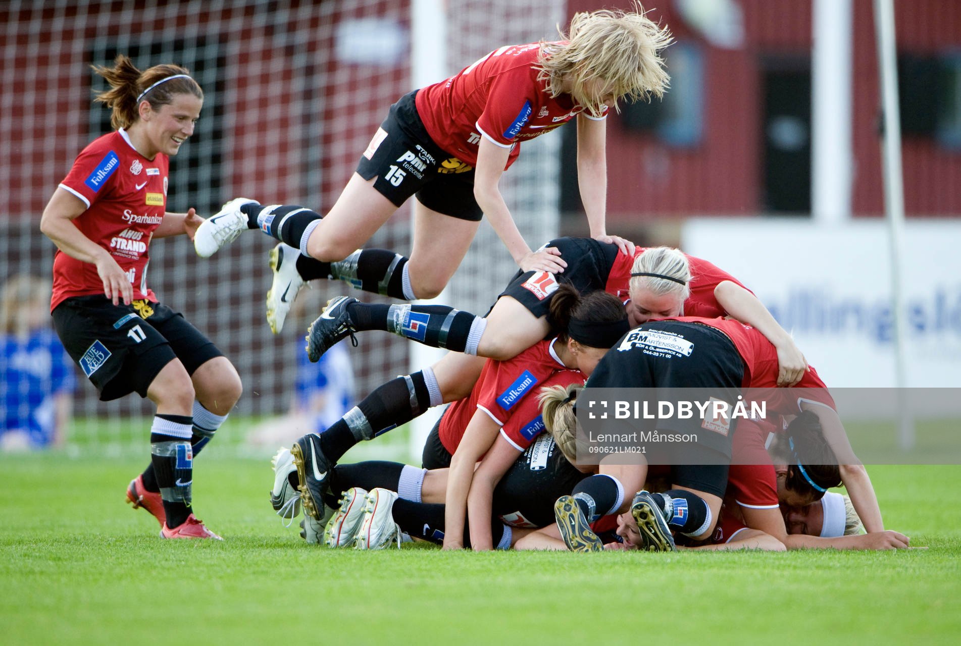 1-0 Mia Carlsson, som grattas i en TV-puckhög och det