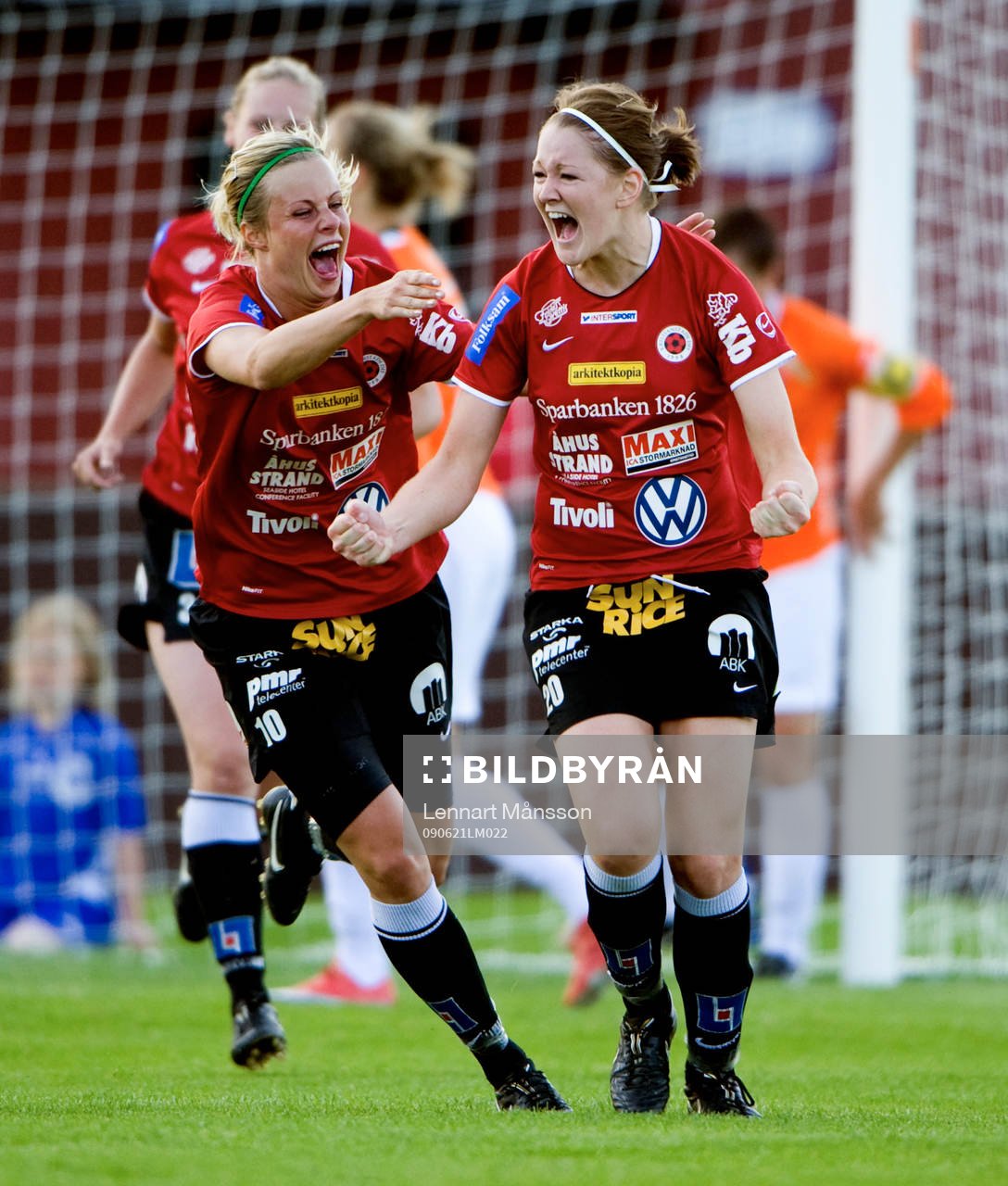 1-0 Mia Carlsson, som grattas av Sofie Andersson. Jubel,