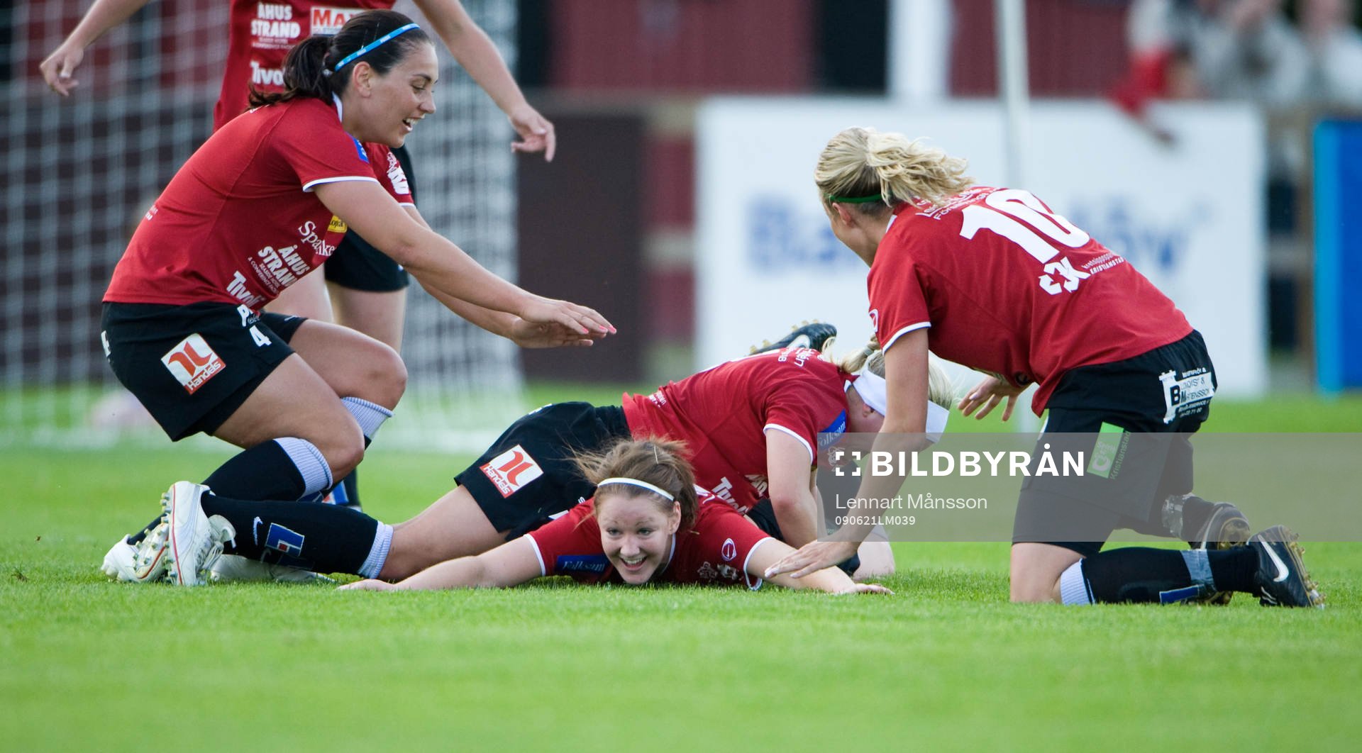 1-0 Mia Carlsson, som grattas