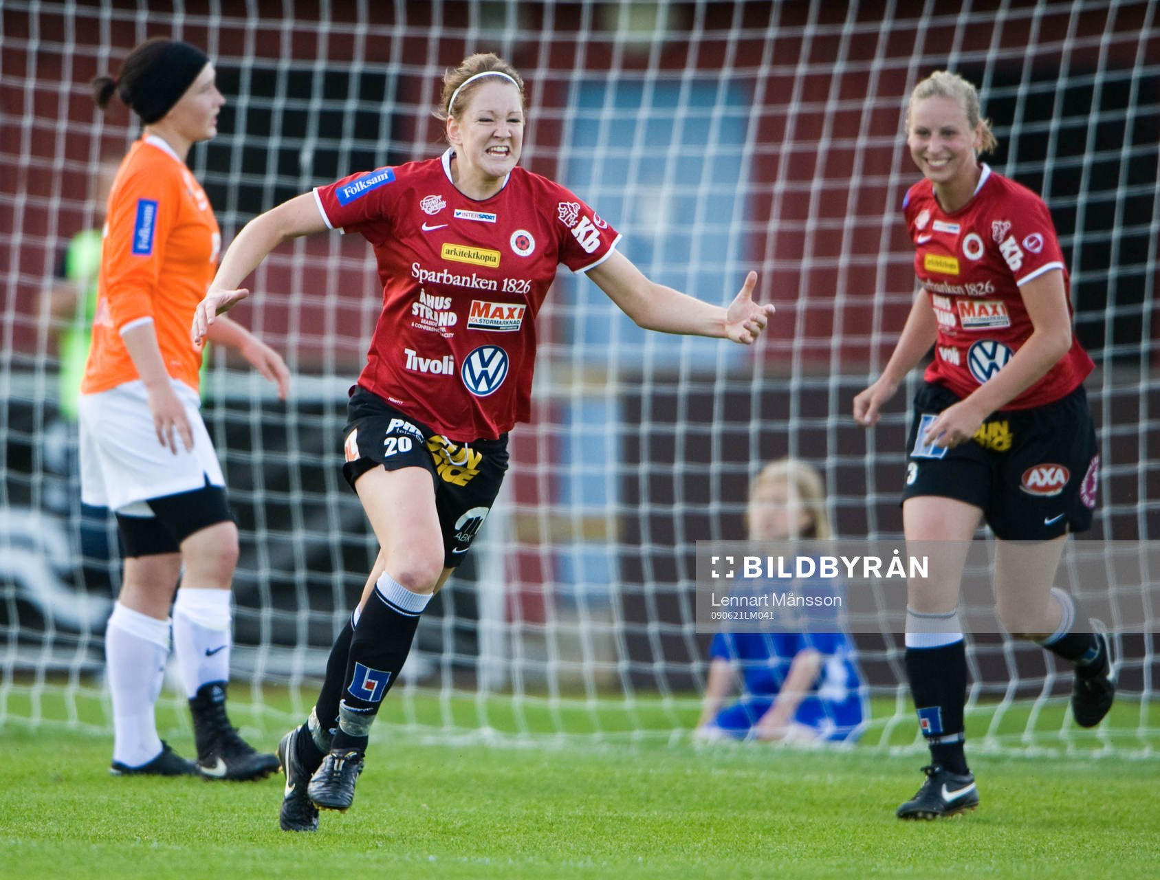 1-0 Mia Carlsson, som grattas