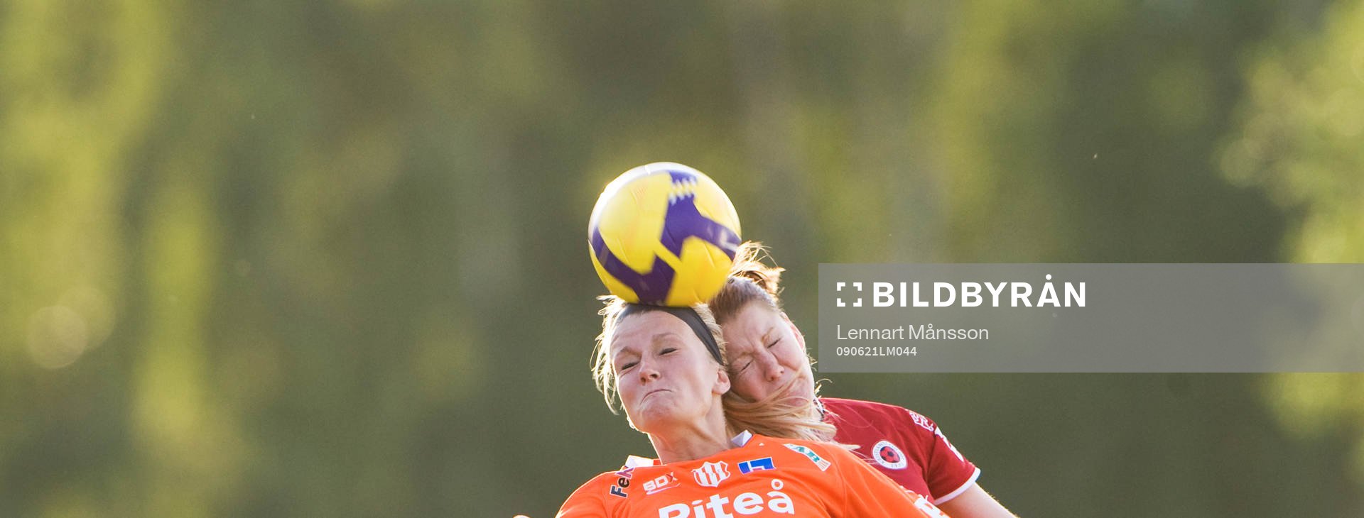 Kaylyn Kyle och Therese Persson nickduellerar