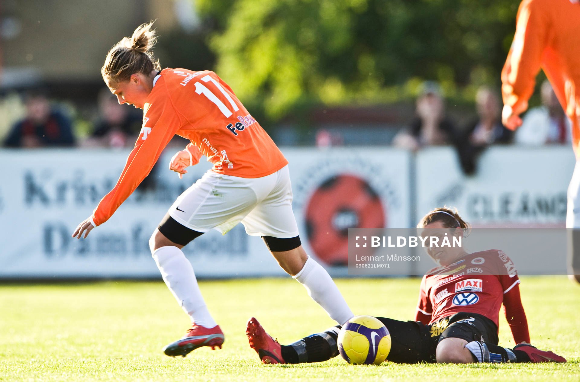  Brittany Timko, Piteå och Erla Arnardóttir, Kristianstad, tackling.