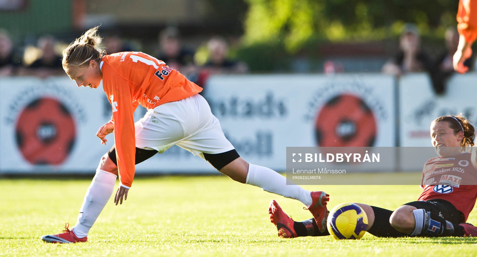  Brittany Timko, Piteå och Erla Arnardóttir, Kristianstad, tackling.
