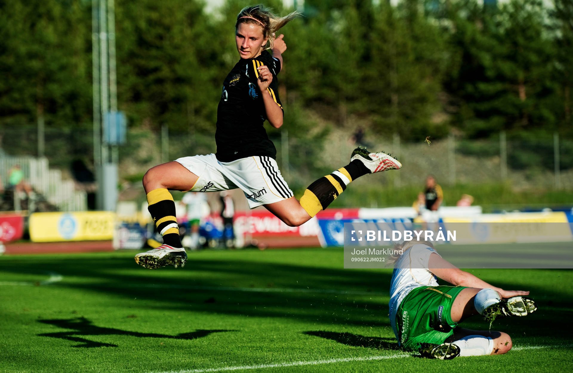 Louise Fors, AIK, hoppar över en spelare