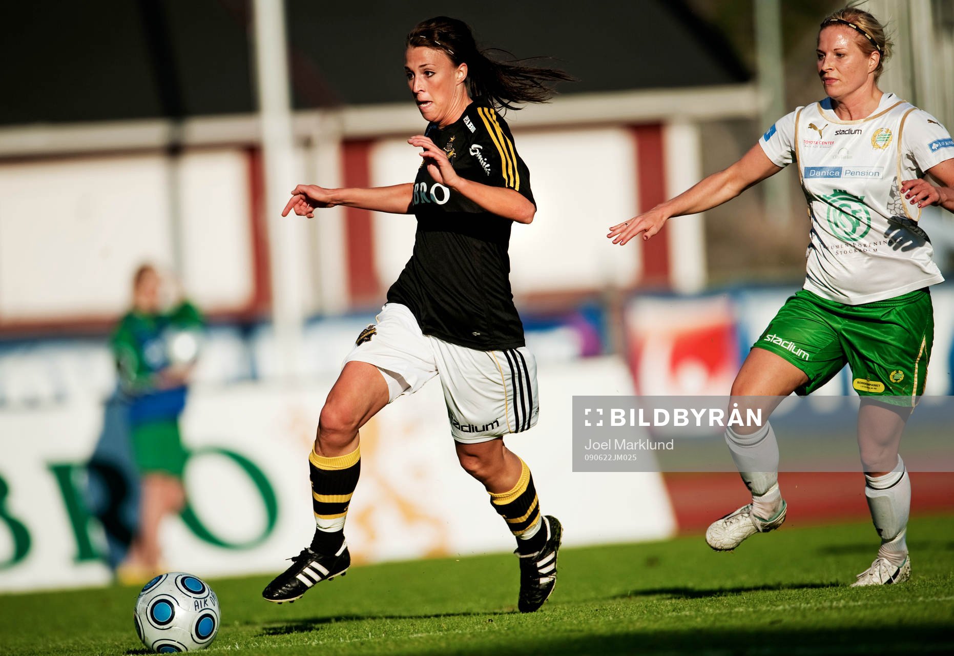 Kimberly Gustavsson, AIK, avancerar mot mål