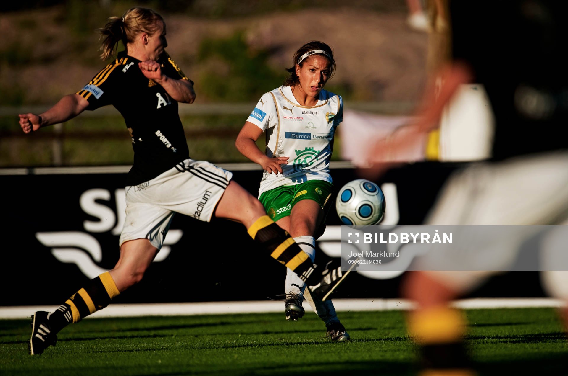 Daniella Chamoun, Hammarby, slår ett inlägg