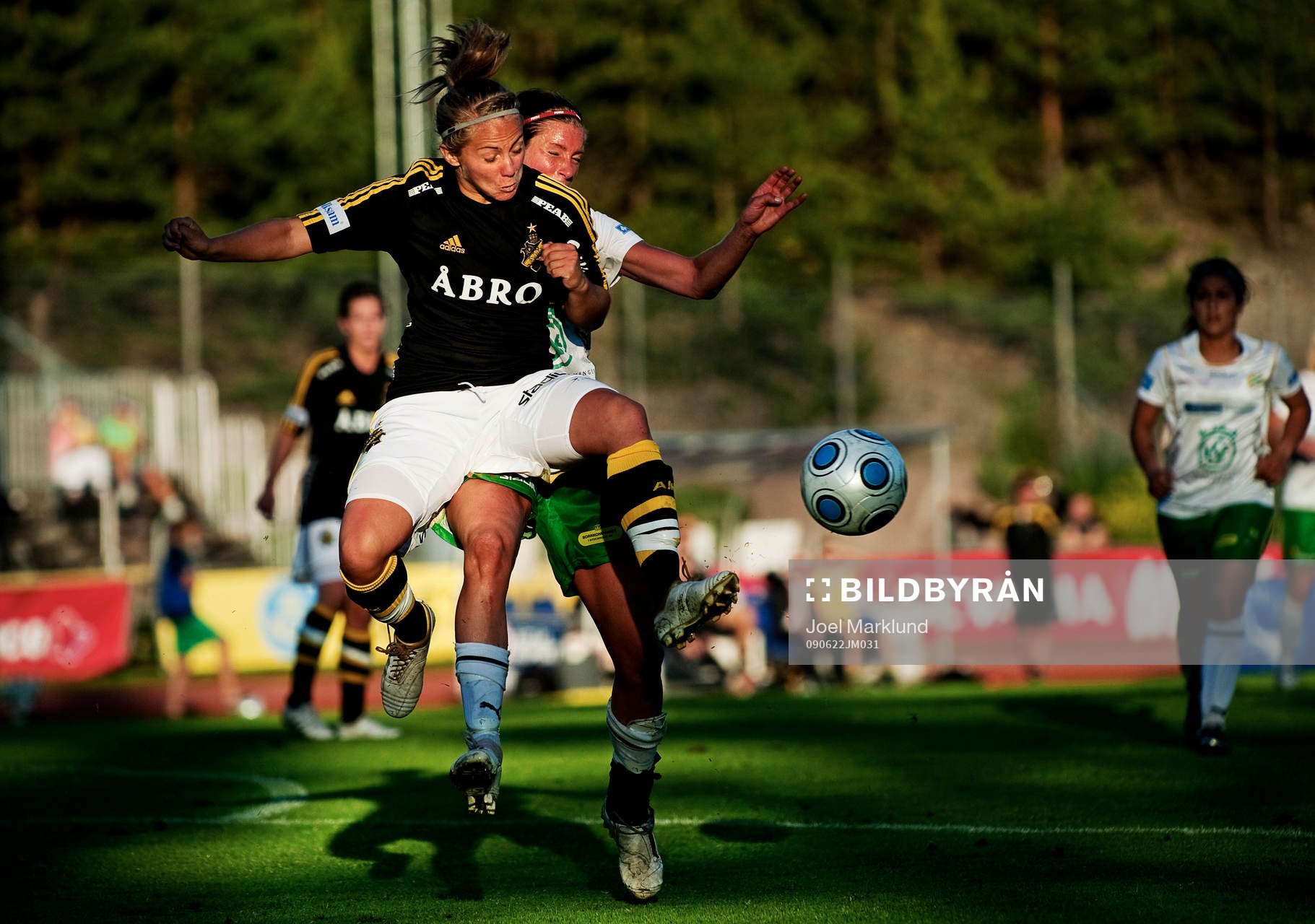 Linda Sembrant, AIK, vinner en luftduell