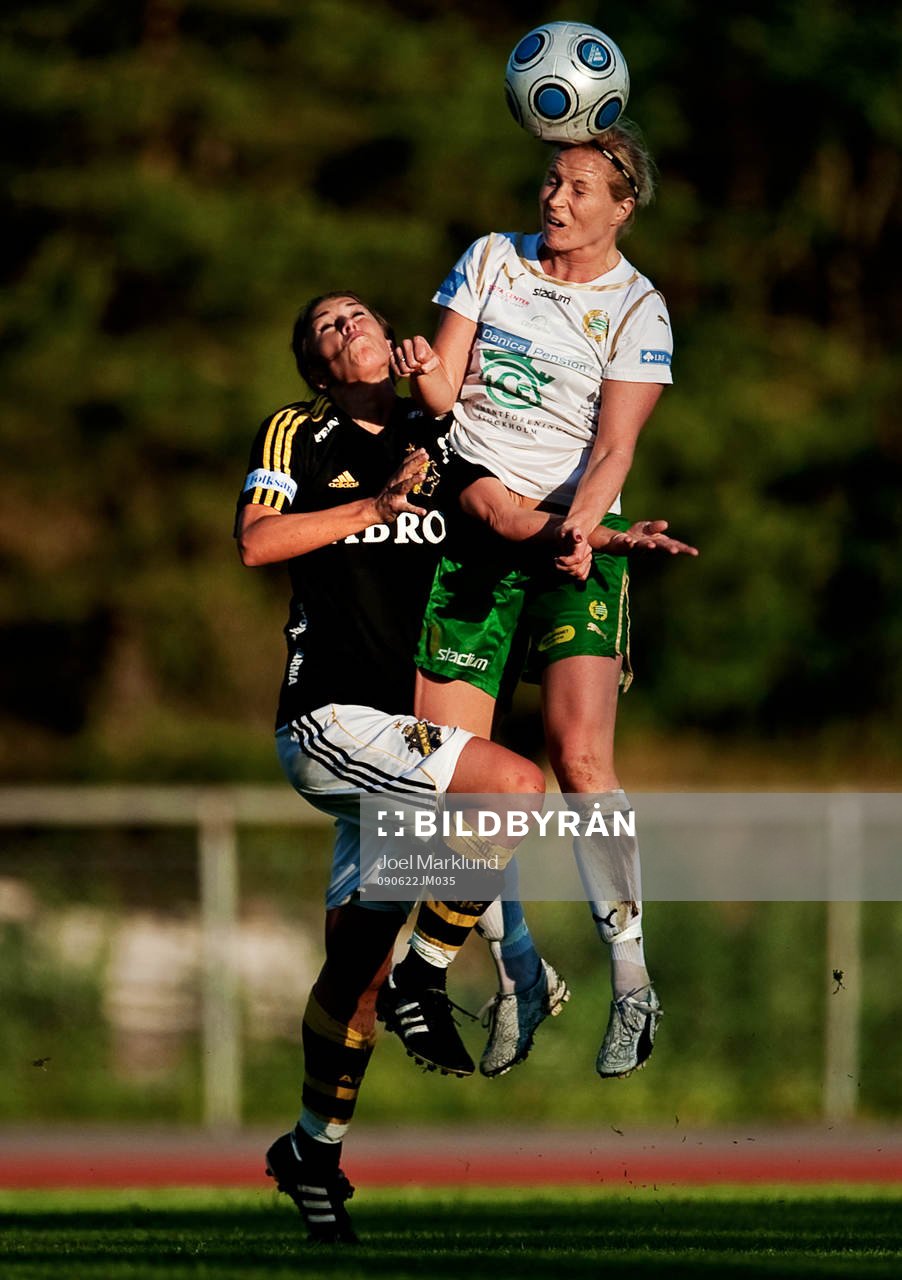 Kimberly Gustavsson, AIK, förlorar en nickduell mot Annica