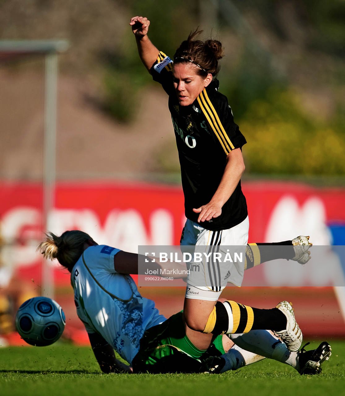 Hanna Folkesson, AIK, blir tacklad