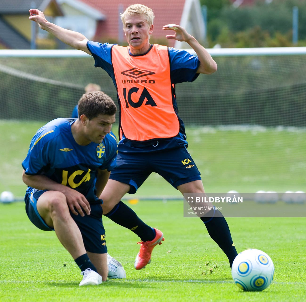 Labinot Harbuzi och Emil Johansson