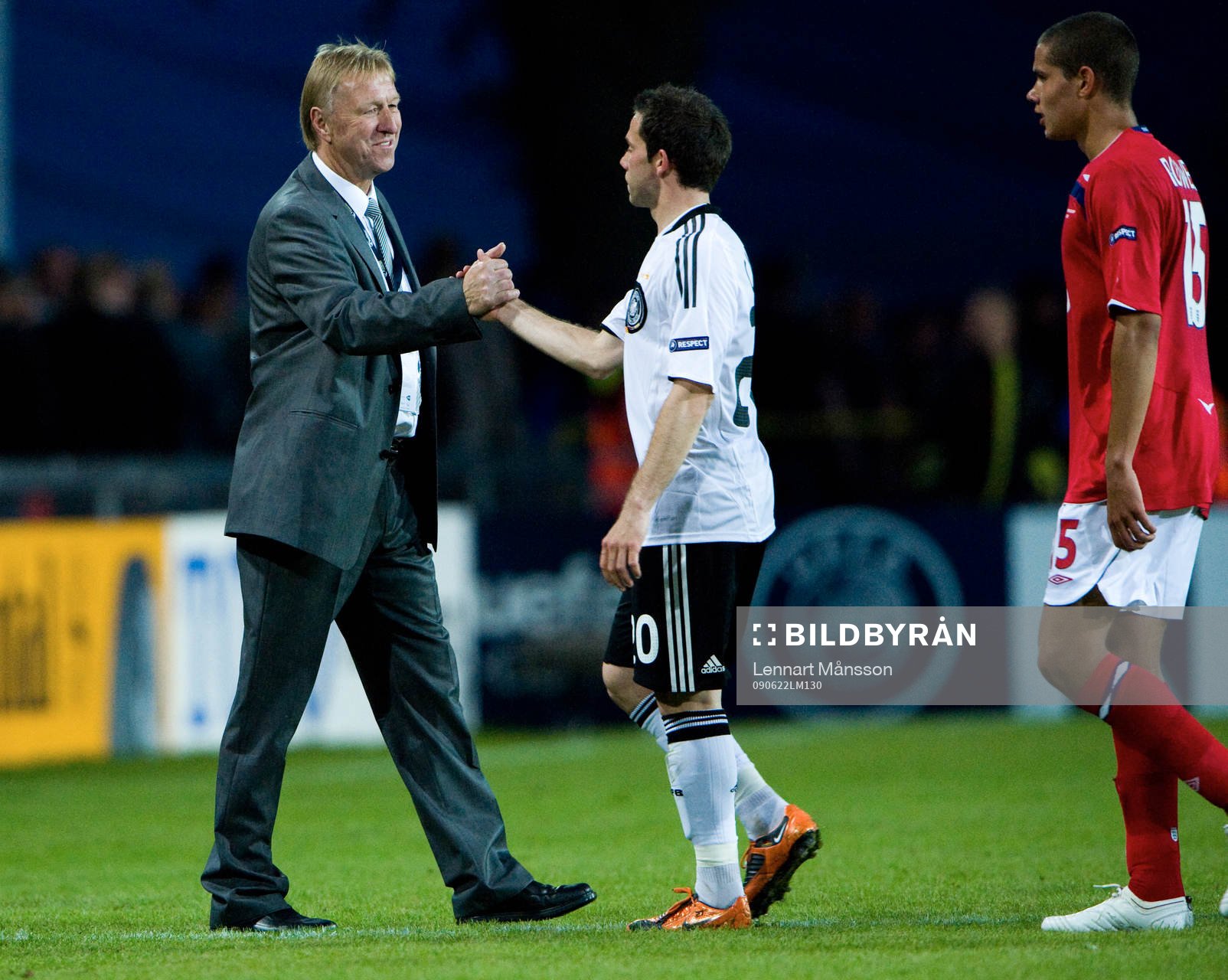  Horst Hrubesch, förbundskapten, Tyskland, tackar målskytten Gonzalo Castro. Bakom kommer Englands målskytt Jack Rodwell.