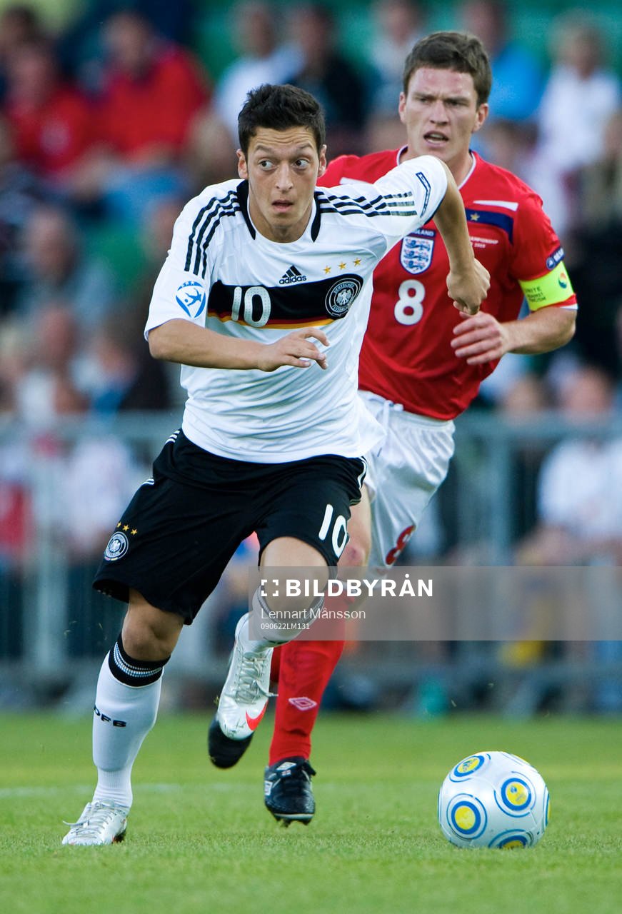 Mesut Özil steget före Craig Gardner