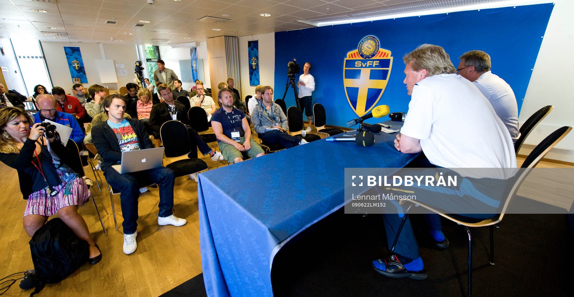 Förbundskapten  Jörgen Lennartsson tar emot pressen