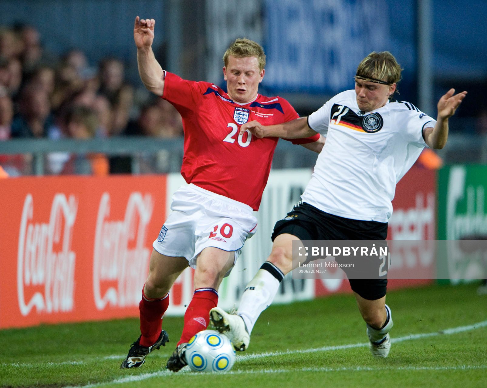 Marcel Schmelzer får en fot på bollen före Andrew Driver