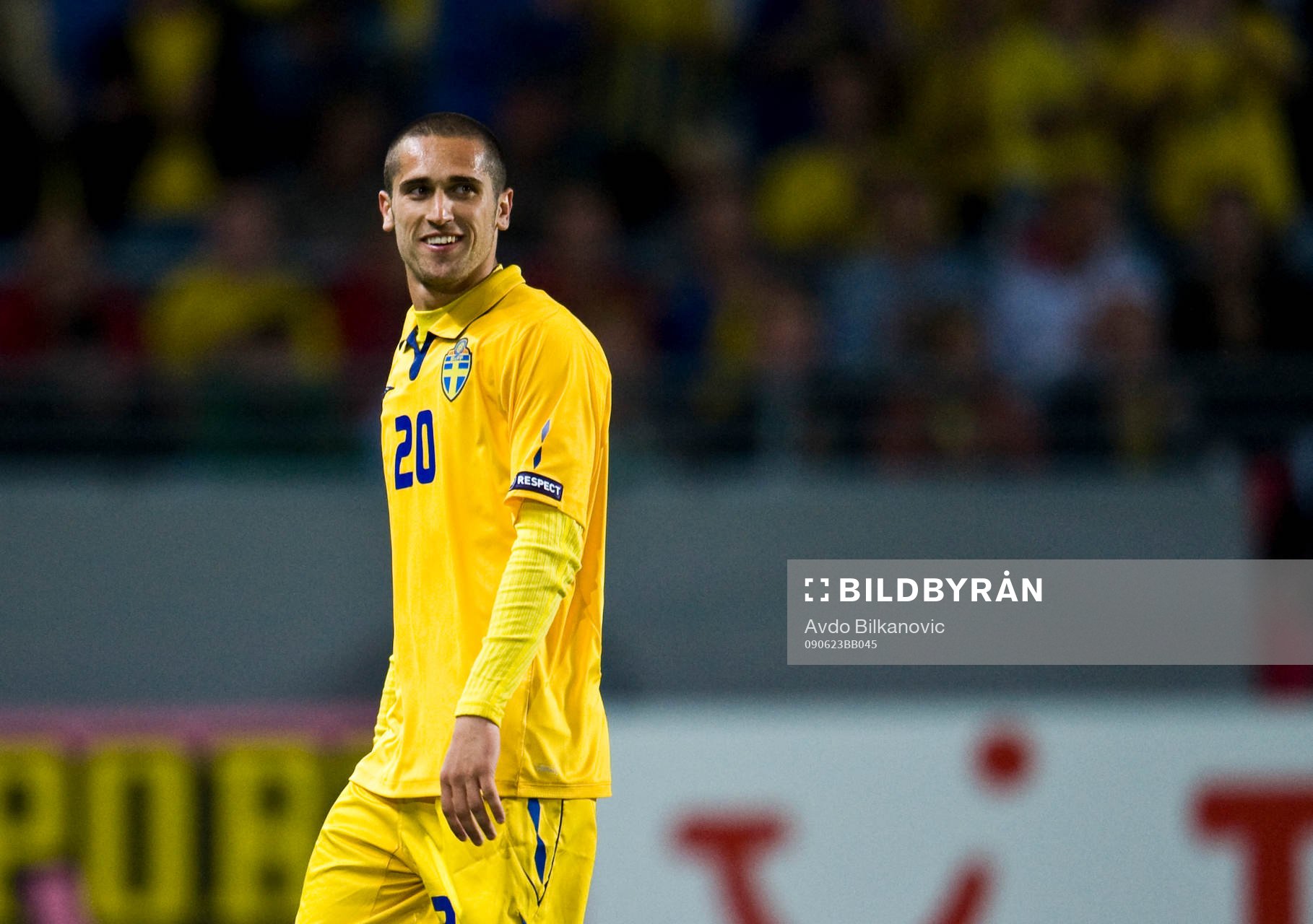 Emir Bajrami, glädje, tittar mot serbiska åskådare och