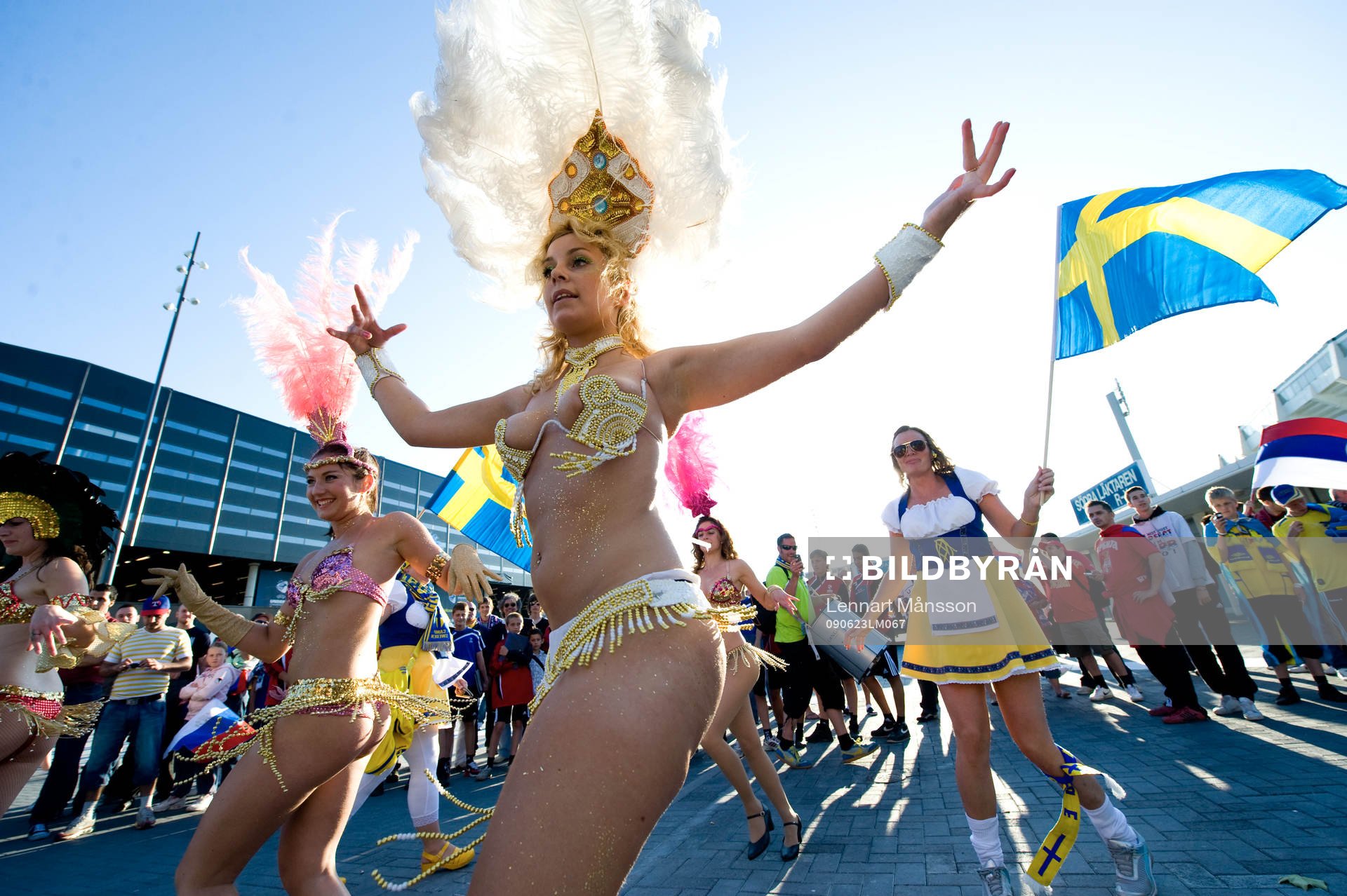 Fest utanför arenan, folkdansare och samba-dansare