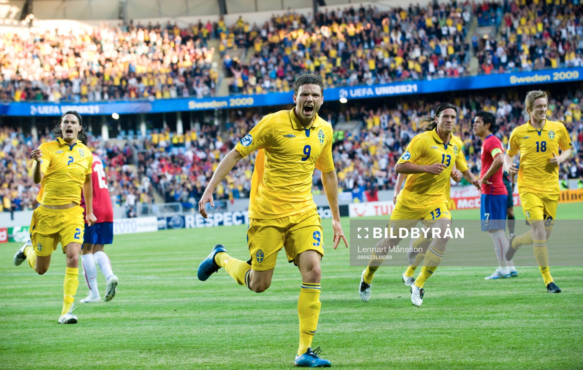 1-0 Marcus Berg och halva gula faran kommer stormande och